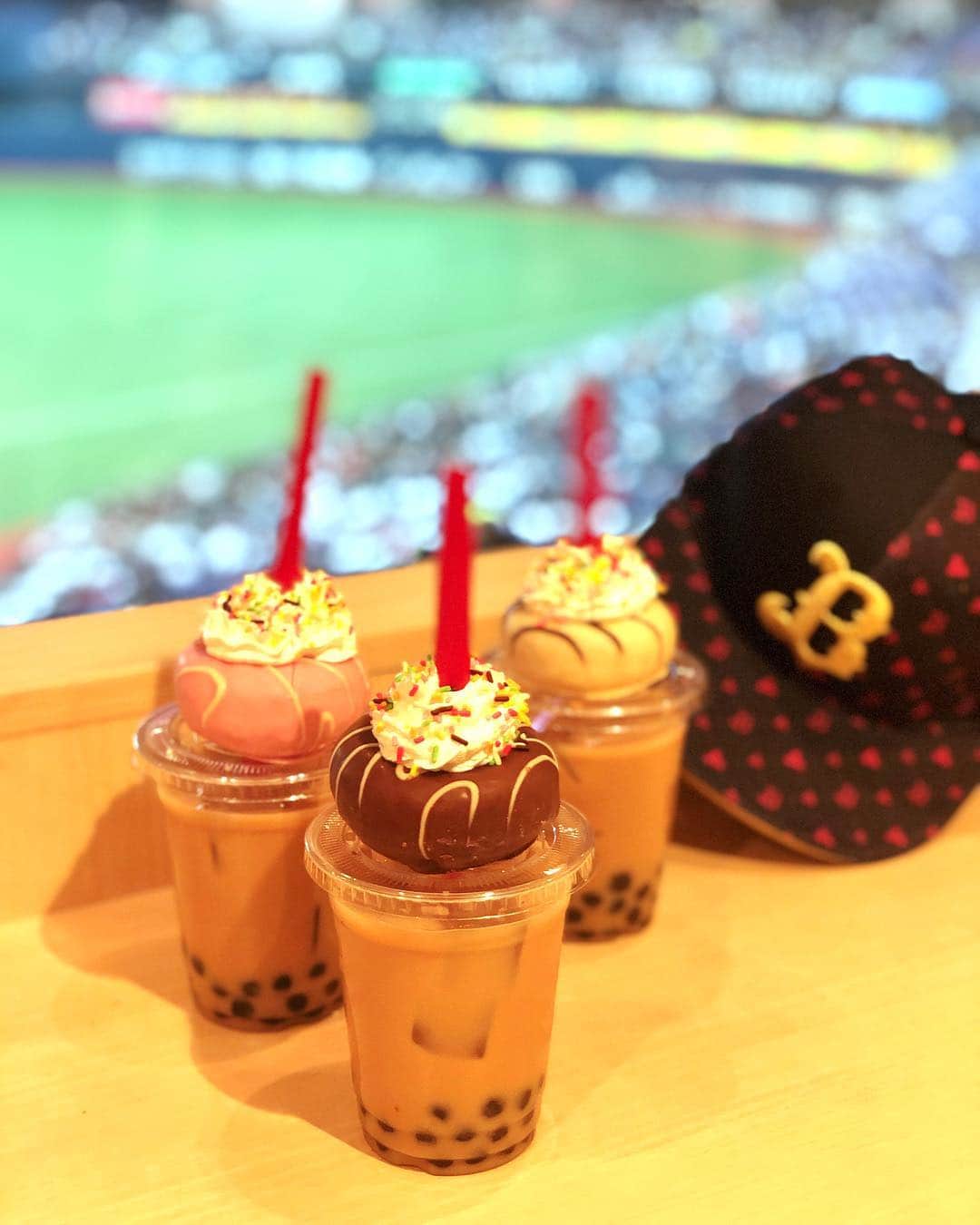 彩耶さんのインスタグラム写真 - (彩耶Instagram)「いよいよ 今週の金曜日、京セラドームにおいて、 " HAPPY FRIDAY " イベント❣️が開催されます ・ ということで、帽子かぶっちゃいました😆🧢 ・ 4/5 、5/17、5/31 の３日間限定 お得に楽しく野球観戦できちゃいますよ📣⚾️ ・ 選手おすすめの #インスタ映えフード 😋💓 個人的には、安達選手の "タピオカミルティーンズドーナツ " おススメっ🍹🍩 他にも… " もぉ〜ぉ牛パフェ " 、" いてまえHappyエビフライドッグ "  など … ネーミングも関西っぽくて 楽しすぎます🤣 ・ ドーム内には インスタ映えスポットもありますよ〜✨ 「 映え〜✨💕」なお写真が撮れるはずっ(๑>◡<๑)💞 ・ 『 #ハピフラオリごはん 』 のハッシュタグを付けて、投稿してね😉 抽選で非売品グッズが当たるそうですよ〜🎁✨💕 ・ 詳しくはこちら👇ご覧になってくださいね https://sp.buffaloes.co.jp/news/detail/00002133.html  えりちゃん @eriimahori  とあきちゃん @akiko.u1102 と一足お先に楽しんできちゃいました💓 ・ お仕事帰りに楽しめちゃう😆 金曜日の夜は、京セラドームで野球観戦楽しも〜٩(๑❛ᴗ❛๑)۶💕 ・ 皆さんも是非っ❗️ ♡ ♡ 4/5 (金) VS 東北楽天ゴールデンイーグルス 5/17(金) VS 埼玉西武ライオンズ 5/31(金) VS 北海道日本ハムファイターズ ♡ ♡ @orix_buffaloes #オリックス#オリックスバファローズ#ORIX#buffaloes#プロ野球#京セラドーム#野球#野球観戦#ハッピーフライデー#オリごはん#華金#タピオカ#限定#タピオカ巡り#Bs2019 #モデル#model#神戸#kobe#インスタグラム#インスタ#instagram#インフルエンサー#フォロー#followme#フォローミー」4月2日 18時23分 - 3aya11