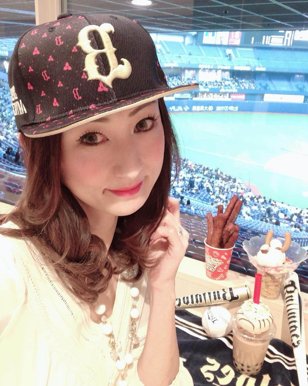 彩耶さんのインスタグラム写真 - (彩耶Instagram)「いよいよ 今週の金曜日、京セラドームにおいて、 " HAPPY FRIDAY " イベント❣️が開催されます ・ ということで、帽子かぶっちゃいました😆🧢 ・ 4/5 、5/17、5/31 の３日間限定 お得に楽しく野球観戦できちゃいますよ📣⚾️ ・ 選手おすすめの #インスタ映えフード 😋💓 個人的には、安達選手の "タピオカミルティーンズドーナツ " おススメっ🍹🍩 他にも… " もぉ〜ぉ牛パフェ " 、" いてまえHappyエビフライドッグ "  など … ネーミングも関西っぽくて 楽しすぎます🤣 ・ ドーム内には インスタ映えスポットもありますよ〜✨ 「 映え〜✨💕」なお写真が撮れるはずっ(๑>◡<๑)💞 ・ 『 #ハピフラオリごはん 』 のハッシュタグを付けて、投稿してね😉 抽選で非売品グッズが当たるそうですよ〜🎁✨💕 ・ 詳しくはこちら👇ご覧になってくださいね https://sp.buffaloes.co.jp/news/detail/00002133.html  えりちゃん @eriimahori  とあきちゃん @akiko.u1102 と一足お先に楽しんできちゃいました💓 ・ お仕事帰りに楽しめちゃう😆 金曜日の夜は、京セラドームで野球観戦楽しも〜٩(๑❛ᴗ❛๑)۶💕 ・ 皆さんも是非っ❗️ ♡ ♡ 4/5 (金) VS 東北楽天ゴールデンイーグルス 5/17(金) VS 埼玉西武ライオンズ 5/31(金) VS 北海道日本ハムファイターズ ♡ ♡ @orix_buffaloes #オリックス#オリックスバファローズ#ORIX#buffaloes#プロ野球#京セラドーム#野球#野球観戦#ハッピーフライデー#オリごはん#華金#タピオカ#限定#タピオカ巡り#Bs2019 #モデル#model#神戸#kobe#インスタグラム#インスタ#instagram#インフルエンサー#フォロー#followme#フォローミー」4月2日 18時23分 - 3aya11