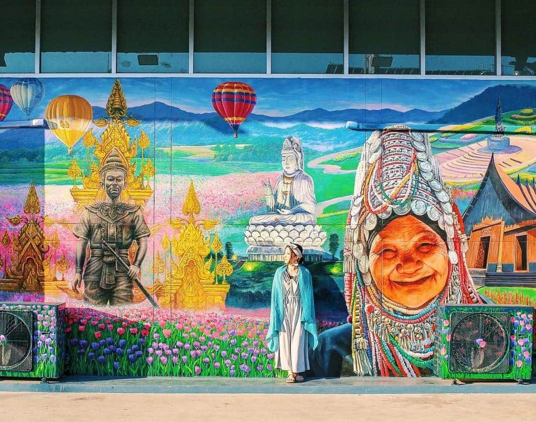 タイ国政府観光庁さんのインスタグラム写真 - (タイ国政府観光庁Instagram)「サワッディー・カー✨﻿ ﻿ 今週の #こんなタイ知らなかった は、チェンライのバスターミナルで見つけた #ウォールアート 🎨﻿ ﻿ アカ族の女性や仏像などが描かれたアートがユニークですね☺️﻿ ﻿ @world.traveler.yuki さん、コップン・カー！🙏﻿ ﻿ ・・・・・・・﻿ 今まで知らなかったタイの魅力を見つけたら、ハッシュタグ #こんなタイ知らなかった をつけて投稿して下さい！こちらでご紹介させて頂くことがあります。皆さんからの投稿をお待ちしています😊﻿ ﻿ #repost #タイ #チェンライ #ウォールアート #壁画 #壁画アート #女子旅 #タビジョ #こんなタイ知らなかった #もっと知りタイ #アカ族 #仏像 #旅好きな人と繋がりたい #旅行好きな人と繋がりたい #thailand #chiangrai #wallart #wallartdecor #amazingthailand #thailandtravel #thailandtrip #thai #thaistagram #lovethailand #genic_thailand﻿」4月2日 18時32分 - amazingthailandjp