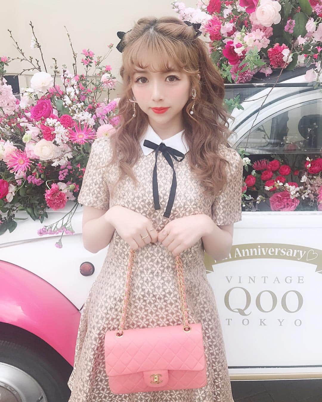 エリンコさんのインスタグラム写真 - (エリンコInstagram)「🌸🌷💐💓🌼🌹 * * Vintage Qoo💒💕 🎀7th ANNIVERSARY🎀 * * いつもお世話になってて大好きな @vintageqoo に 可愛いフラワーカーが置いてあるよ💐🚘💒💕 * 4月７日まであるみたいだよ💗🌸🌷💐 anniversaryだったからゴールドのワンピースを 着て行って黒リボンで合わせたよ🎀 * #vintageqoo#qoo7th#フラワーカー#コーデ#表参道#表参道映え#Vintage#anniversary#ribon#flowers#flowerstagram#えりんコーデ#えりんこヘアアレンジ#ハーフツイン#シャネル#ピンク#sisterjane#enpunto#chanel」4月2日 18時26分 - erinko0315