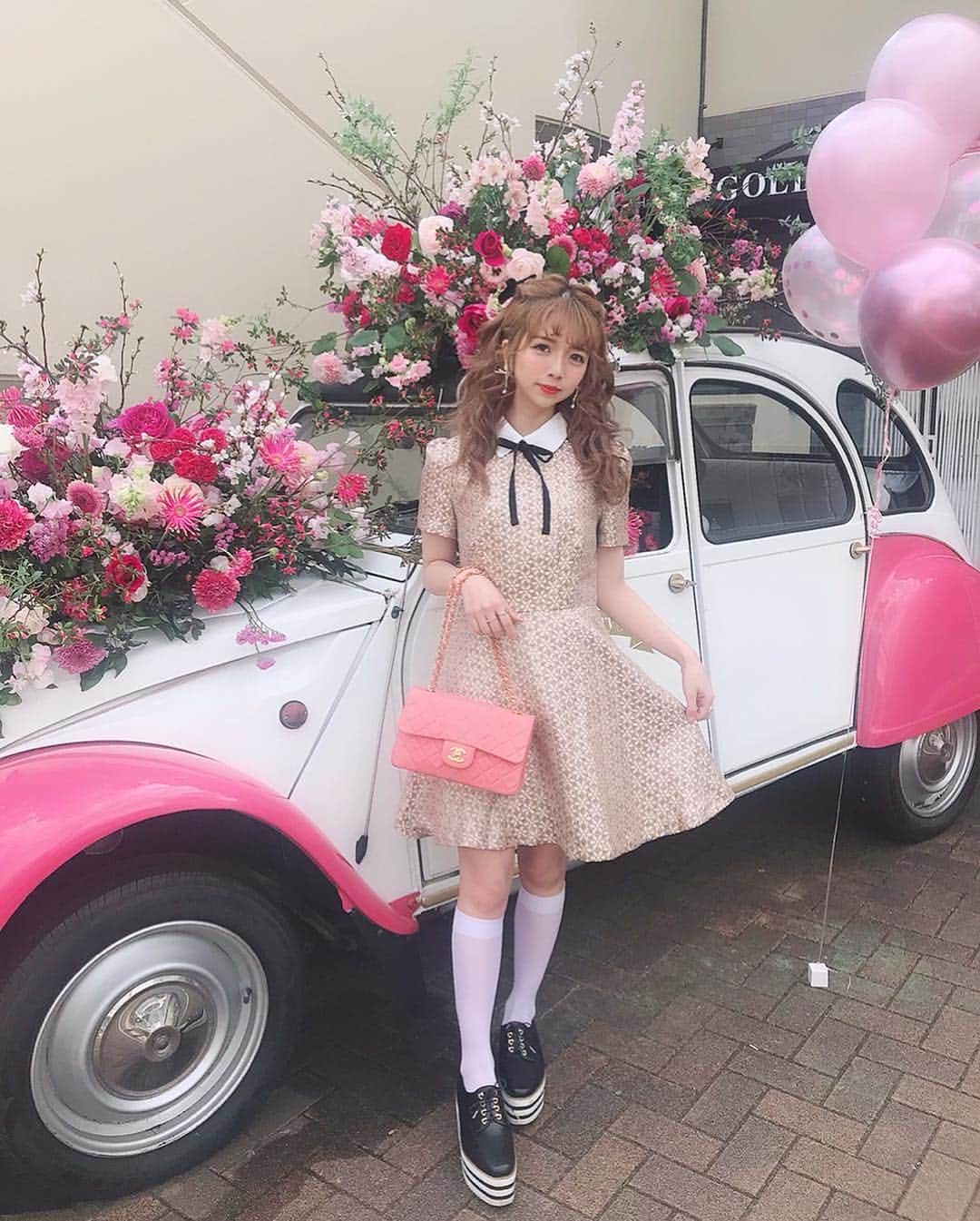 エリンコさんのインスタグラム写真 - (エリンコInstagram)「🌸🌷💐💓🌼🌹 * * Vintage Qoo💒💕 🎀7th ANNIVERSARY🎀 * * いつもお世話になってて大好きな @vintageqoo に 可愛いフラワーカーが置いてあるよ💐🚘💒💕 * 4月７日まであるみたいだよ💗🌸🌷💐 anniversaryだったからゴールドのワンピースを 着て行って黒リボンで合わせたよ🎀 * #vintageqoo#qoo7th#フラワーカー#コーデ#表参道#表参道映え#Vintage#anniversary#ribon#flowers#flowerstagram#えりんコーデ#えりんこヘアアレンジ#ハーフツイン#シャネル#ピンク#sisterjane#enpunto#chanel」4月2日 18時26分 - erinko0315