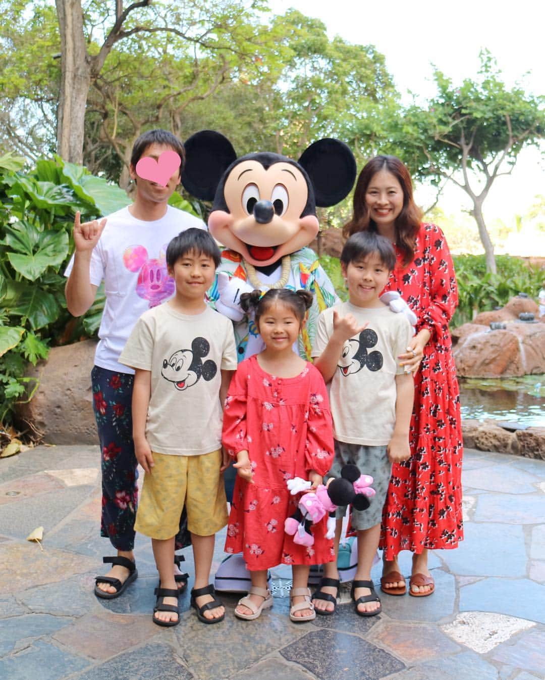 manamisotayutaさんのインスタグラム写真 - (manamisotayutaInstagram)「#Hawaii 🌺🌺 今回の旅の大きな目的‼︎‼︎ 長年の夢❤︎❤︎ @disneyaulani  へ✨ 数ヶ月前に朝食を予約♡ シェフミッキーより全然予約はとりやすい♪ 念願のアウラニのミッキーに会えて大興奮✨  Hawaiiのミッキーたちは陽気❤️ ミニーやプルート、グーフィーたちと一緒に踊ったり、たくさん触れ合えたよー❤️ disney好きにはもぅたまらん😭❤️❤️ 幸せなひと時でした❤️ 朝食ビュッフェも、ミッキーワッフルなどなど、とーっても豪華✨ #アウラニディズニー にしかいない#ダッフィーフレンズ の仲間、亀🐢の#オル くんも無事get💗 子どもたちもすっごく喜んでくれたし❤️ またいつか絶対行きたい✨ 次は泊まりたぁい❤️ ＊ コーデはこの日のために、アウラニに合いそうなワンピースを @zara  で買ったよ❤︎ 娘のはたまたま似た感じのワンピを Hawaiiの @oldnavy  で買えた😁❤️ グーフィーのアロハシャツとリンクしてるー♪🌺 ＊ ＊ ＊ ＊ #aulanidisneyresort #ディズニー #disney#ミッキー#mickeymouse  #ディズニーコーデ#ディズニー大好き  #親子コーデ#trip#旅行#ハワイ#双子コーデ#genic_hawaii  #カベジョ#gw_mag  #タビジョ#女子旅  #mamagirl #ponte_fashion #locari  #mineby3mootd #retrip_hawaii#ママタビジョ#genic_hawaii」4月2日 18時28分 - manamisotayuta
