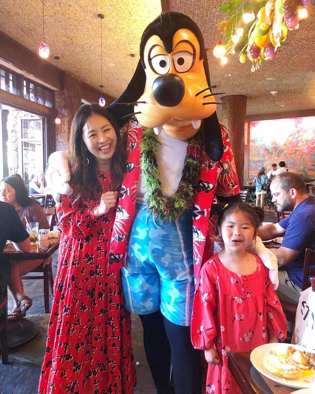 manamisotayutaさんのインスタグラム写真 - (manamisotayutaInstagram)「#Hawaii 🌺🌺 今回の旅の大きな目的‼︎‼︎ 長年の夢❤︎❤︎ @disneyaulani  へ✨ 数ヶ月前に朝食を予約♡ シェフミッキーより全然予約はとりやすい♪ 念願のアウラニのミッキーに会えて大興奮✨  Hawaiiのミッキーたちは陽気❤️ ミニーやプルート、グーフィーたちと一緒に踊ったり、たくさん触れ合えたよー❤️ disney好きにはもぅたまらん😭❤️❤️ 幸せなひと時でした❤️ 朝食ビュッフェも、ミッキーワッフルなどなど、とーっても豪華✨ #アウラニディズニー にしかいない#ダッフィーフレンズ の仲間、亀🐢の#オル くんも無事get💗 子どもたちもすっごく喜んでくれたし❤️ またいつか絶対行きたい✨ 次は泊まりたぁい❤️ ＊ コーデはこの日のために、アウラニに合いそうなワンピースを @zara  で買ったよ❤︎ 娘のはたまたま似た感じのワンピを Hawaiiの @oldnavy  で買えた😁❤️ グーフィーのアロハシャツとリンクしてるー♪🌺 ＊ ＊ ＊ ＊ #aulanidisneyresort #ディズニー #disney#ミッキー#mickeymouse  #ディズニーコーデ#ディズニー大好き  #親子コーデ#trip#旅行#ハワイ#双子コーデ#genic_hawaii  #カベジョ#gw_mag  #タビジョ#女子旅  #mamagirl #ponte_fashion #locari  #mineby3mootd #retrip_hawaii#ママタビジョ#genic_hawaii」4月2日 18時28分 - manamisotayuta