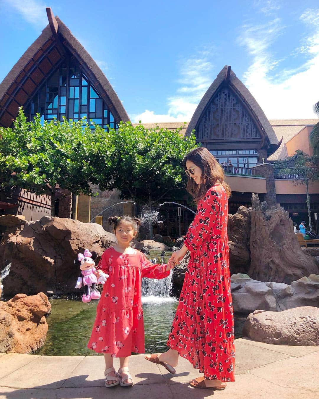 のインスタグラム：「#Hawaii 🌺🌺 今回の旅の大きな目的‼︎‼︎ 長年の夢❤︎❤︎ @disneyaulani  へ✨ 数ヶ月前に朝食を予約♡ シェフミッキーより全然予約はとりやすい♪ 念願のアウラニのミッキーに会えて大興奮✨  Hawaiiのミッキーたちは陽気❤️ ミニーやプルート、グーフィーたちと一緒に踊ったり、たくさん触れ合えたよー❤️ disney好きにはもぅたまらん😭❤️❤️ 幸せなひと時でした❤️ 朝食ビュッフェも、ミッキーワッフルなどなど、とーっても豪華✨ #アウラニディズニー にしかいない#ダッフィーフレンズ の仲間、亀🐢の#オル くんも無事get💗 子どもたちもすっごく喜んでくれたし❤️ またいつか絶対行きたい✨ 次は泊まりたぁい❤️ ＊ コーデはこの日のために、アウラニに合いそうなワンピースを @zara  で買ったよ❤︎ 娘のはたまたま似た感じのワンピを Hawaiiの @oldnavy  で買えた😁❤️ グーフィーのアロハシャツとリンクしてるー♪🌺 ＊ ＊ ＊ ＊ #aulanidisneyresort #ディズニー #disney#ミッキー#mickeymouse  #ディズニーコーデ#ディズニー大好き  #親子コーデ#trip#旅行#ハワイ#双子コーデ#genic_hawaii  #カベジョ#gw_mag  #タビジョ#女子旅  #mamagirl #ponte_fashion #locari  #mineby3mootd #retrip_hawaii#ママタビジョ#genic_hawaii」