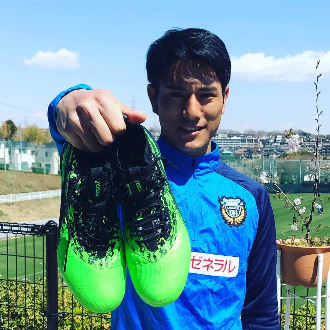 のインスタグラム：「松本戦、熱い応援ありがとうございました！  ここから厳しい連戦にりますが、また熱い応援よろしくお願いします🙇‍♂️ . . . 写真はPUMA ONEのニューカラー！これを履いてもっともっと得点とります！  #New Levels #新たな高みへ #PumaOne #PUMAFootball #PUMAFootball_JP #川崎フロンターレ #3枚目の足の筋肉どーなってんの？？笑」