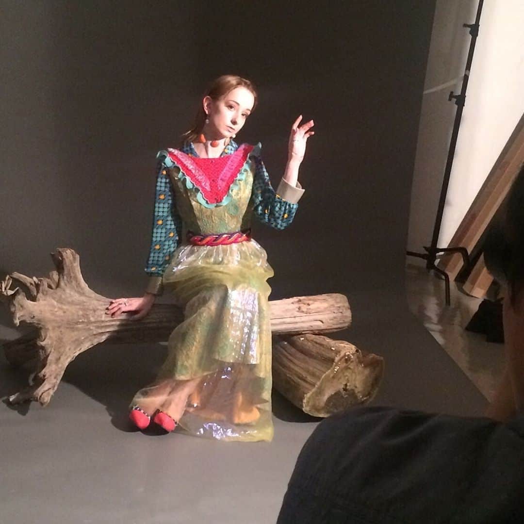 のインスタグラム：「Throwback time to a photoshoot I did in Tokyo!  I hope everyone understood that my post about moving to Korea and returning to the entertainment industry was an April fools joke. As much as I enjoyed this career while it lasted, I lived day by day uncertain of whether or not I‘d still have work by the end of the month. I signed contracts and agreements that forbid me to talk about my real feelings and private life. I wasn‘t allowed to change my style, cut my hair or gain weight.  Some of my friends tell me everything happens for a reason, leaving this life behind wasn‘t for nothing, though giving up on it was painful.  I want to show more of the person I really am now rather than the carefully crafted brand I was made out to be for a long time.  #model #himezawa #外国人 #ドイツ人 #モデル #さよなら #photoshoot #youtubejapan」