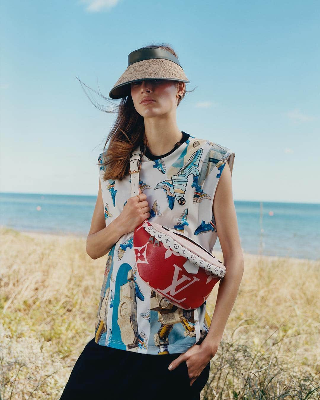 ルイ・ヴィトンさんのインスタグラム写真 - (ルイ・ヴィトンInstagram)「Preparing for a getaway. The new #LouisVuitton Monogram Giant capsule includes an adventure-ready bumbag. Explore the Summer Collection via link in bio. Photographed by @stef_mitchell」4月2日 18時32分 - louisvuitton