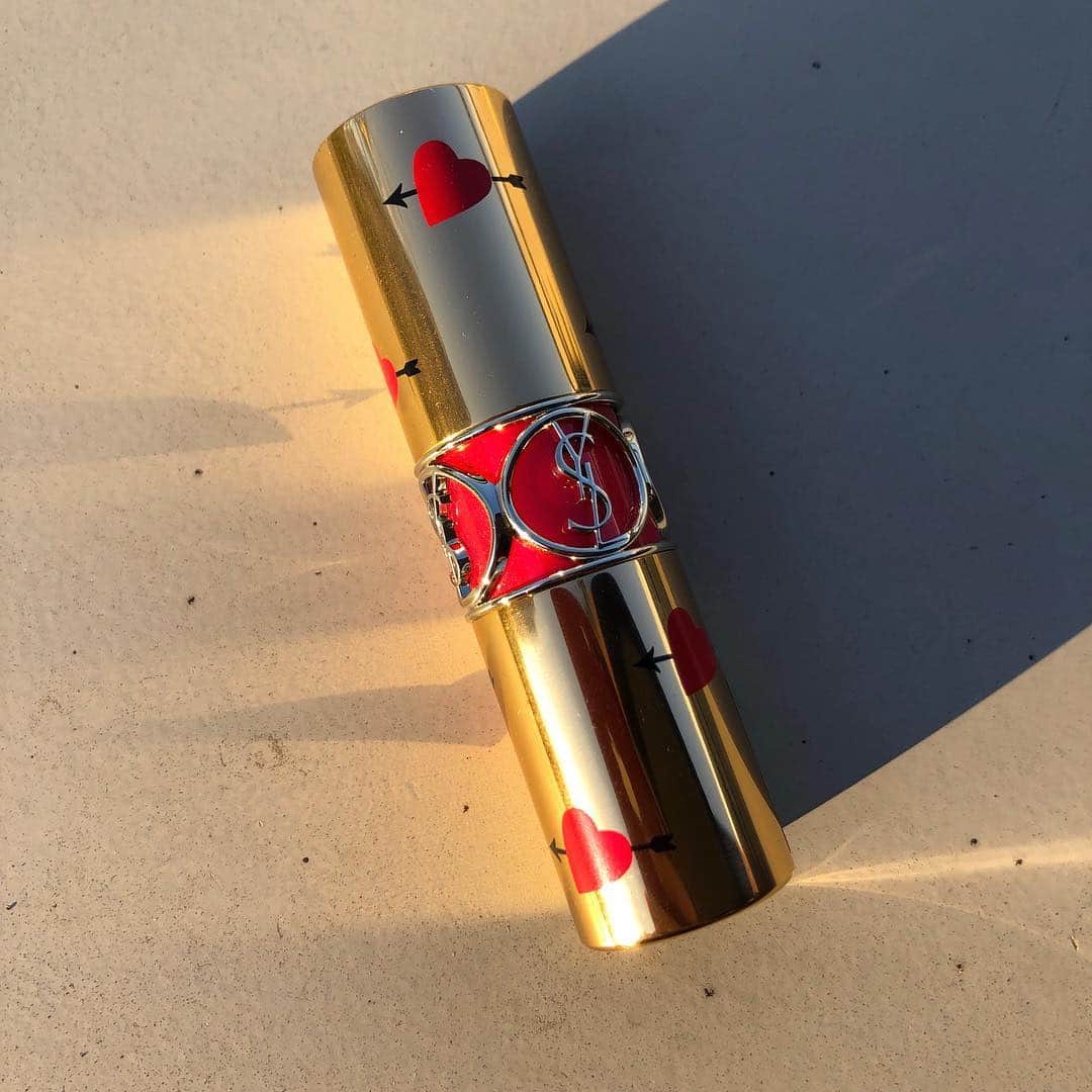 のインスタグラム：「【#本日のご褒美 】#火曜日はビューティの日 💄  今週のビューティニュースで見逃せないのは、ツヤリップ好きに大人気の @yslbeauty ルージュ ヴォリュプテ シャイン 限定パッケージ。ハート＆アロー柄は飾っておきたい可愛らしさ💘 (影にもモチーフが浮かび上がります！) 見るたび塗るたびに気分も上がるスペシャルなルージュは、2019年4月5日から限定発売です。 . ルージュ ヴォリュプテ シャイン コレクター NO.45 ￥4,100／YVES SAINT LAURENT . #beautytuesday  #todayslittlehappiness  #VOGUEGIRLエディターのお気に入り #ルージュヴォリュプテシャイン #サンローラン #イヴサンローラン #イヴサンローランボーテ」