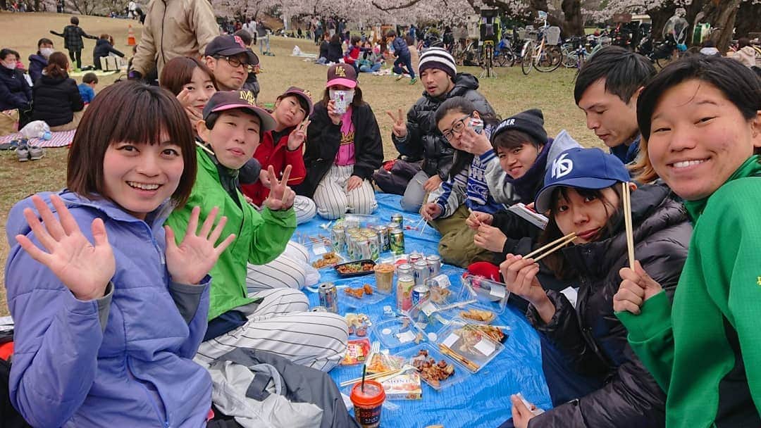 桜花さんのインスタグラム写真 - (桜花Instagram)「そして練習後に公園でお花見しました🌸 ＼(^^)／🌸 楽しかったです🍀 竹岡監督ごちそうさまでした🍀  相撲大会が開催されました🐱🌼笑  去年もお花見したなぁ🍀 思い出が増えていくのは本当に素敵なこと🍀  ゆけゆけ！ミラクルキッシーズ＼(^^)／🌼 #桜  #ミラクルキッシーズ #花見  #お花見 #cherrybrossam  #sakura #baseball  #野球チーム #野球  #ハピピーン」4月2日 18時38分 - mountainohka