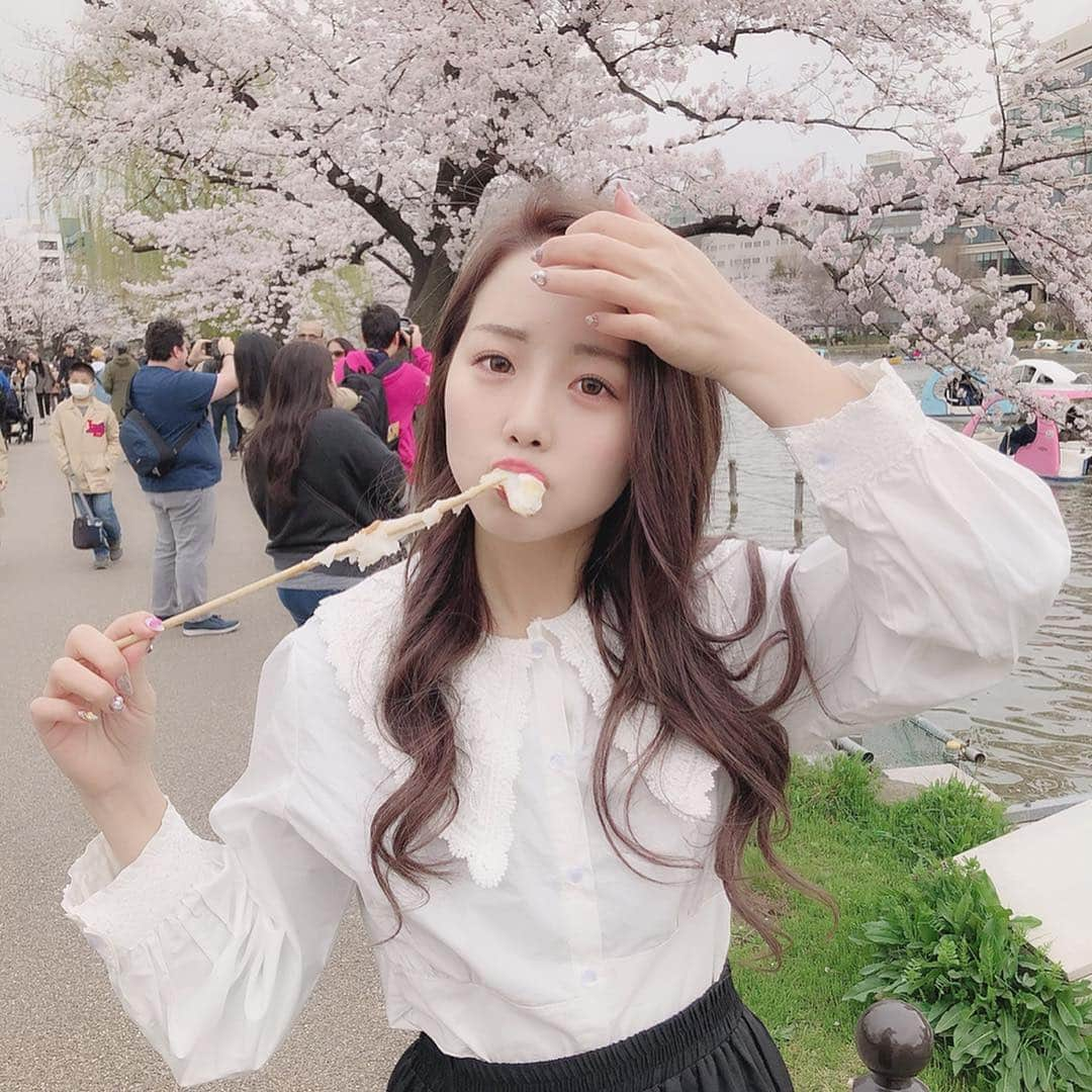 加藤ゆりなさんのインスタグラム写真 - (加藤ゆりなInstagram)「屋台の食べ物はあまり好きではなかったんだけど、このお餅ちょーおいしかった🤤 洋服は原宿で買ったんだけど、英語で忘れちゃった😞 竹下通りの最後の方！ . . .  #お花見 #上野公園の桜 #屋台  #韓国ファッション」4月2日 18時51分 - _yuringo_