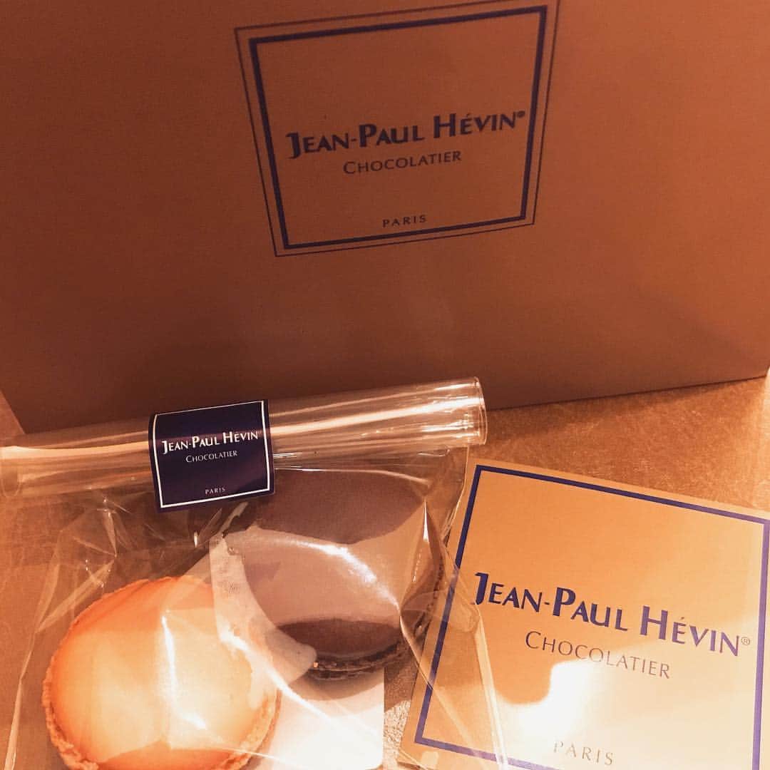 津島衣里さんのインスタグラム写真 - (津島衣里Instagram)「‪JEAN-PAUL HEVIN ❤︎‬ ‪私が大好きなチョコレートブランド❤︎‬ ‪いつかちょこっと話しただけなのに‬覚えててくれた。 さすがつしえりの友。‬ ‪ありがとう❤︎ へへ‬ ‪#つしえりのすきなもの #JEANPAULHEVIN #ジャンポールエヴァン #ショコラマイスター #チョコレート検定 #マカロン‬ #chocolat」4月2日 18時43分 - eritsushima_official