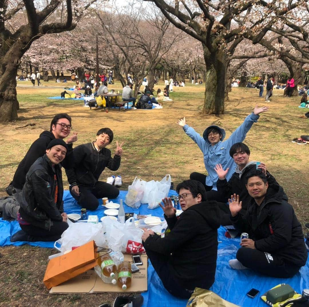 しゅうぺいさんのインスタグラム写真 - (しゅうぺいInstagram)「シュウペイ軍団と仲間たち🌸 先日代々木公園でお花見してきました✨ この日は今年一番笑いました🤣 涙が出るほど笑いました‼️ なんか寿命が延びた気がするぐらいパワー貰ってすべてのパワー消費した日でした💦笑  ちなみに一応僕が一番先輩なので何かしたくて ちょっとその日は早く起きて みんなのために玉子焼きと ウインナーを大量に焼いて持って行きました‼️笑 みんな喜んでくれて嬉しかったけど 親が弁当作ってくれてた時の方が 大変なんだなと思いました‼️ 感謝ですね🙇‍♂️ いやー本当楽しかったし疲れた💦  そんなお花見フェスでした☀️ #お花見#花見#代々木公園#お笑い#芸人#シュウペイ軍団#ダシヨ#ウキリュウ#もりせいじゅ#ピンボケたろう#キンカ#まんた#ゴゾンジ#新作のハーモニカ#たんぼ#桜#足元にお手元#おてもと#ぺこぱ#シュウペイ」4月2日 18時45分 - pekopa.shupei