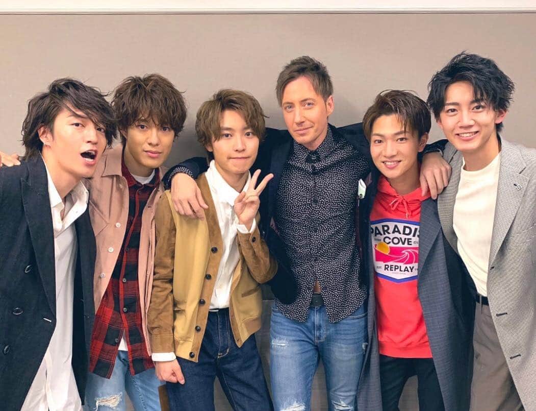 のインスタグラム：「先日、TOKYO MX FES.2019が東京ドームシティプリズムホールで開催されました！ 有難いことにMCをやらせていただきました！ 来てくださったみなさんありがとうございます！ イベント終わりにみんなで記念撮影。 #tokyomx #MXFES #MXつなげる #MXを盛り上げたい #写真好きな人と繋がりたい #モデル #model #artist #mc #event #ゆめらいおん #イケメン #年の差 #オセロならおれ日本人になる #photogenic #photo」