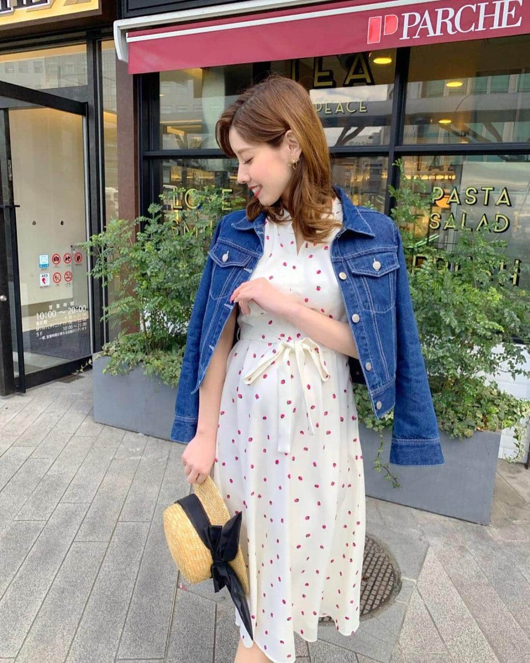 ビーラディエンスさんのインスタグラム写真 - (ビーラディエンスInstagram)「【Staff Coordinate】 大好評のストロベリーワンピース❤︎待望の再入荷です。オリジナルのいちご柄が愛らしい美シルエットワンピース。 . ストロベリーロングワンピース ¥17,000＋tax（ホワイト、ネイビー） . #beradiance #ビーラディエンス#フルーツシリーズ #いちごワンピース#ストロベリーワンピース#待望の再入荷#美シルエットワンピース」4月2日 18時46分 - beradiance_official