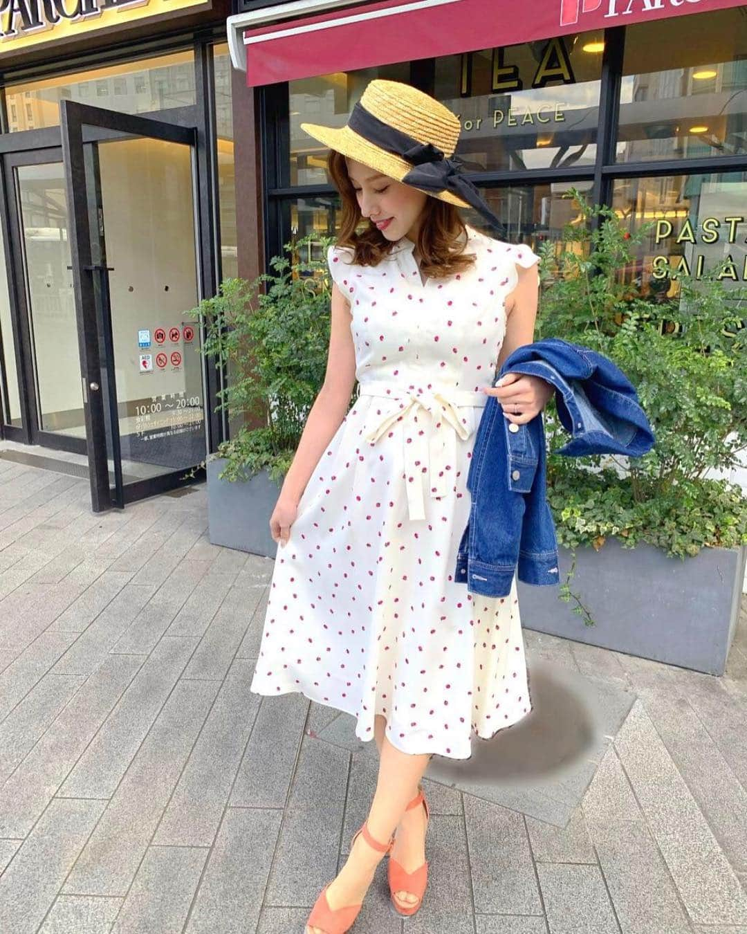 ビーラディエンスさんのインスタグラム写真 - (ビーラディエンスInstagram)「【Staff Coordinate】 大好評のストロベリーワンピース❤︎待望の再入荷です。オリジナルのいちご柄が愛らしい美シルエットワンピース。 . ストロベリーロングワンピース ¥17,000＋tax（ホワイト、ネイビー） . #beradiance #ビーラディエンス#フルーツシリーズ #いちごワンピース#ストロベリーワンピース#待望の再入荷#美シルエットワンピース」4月2日 18時46分 - beradiance_official