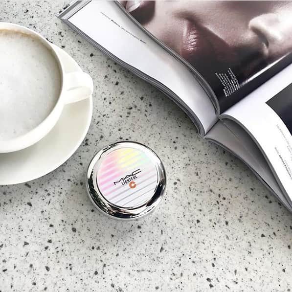 M∙A∙C Cosmetics Japanのインスタグラム：「⠀ クッションコンパクト ファンデーションで カンタンにツヤ肌が手に入る！ #LightfulC #ライトフルC #MAC時短メイク ⠀ REGRAM: @maccosmeticshk (@jjhorng) ⠀ ⠀ ⠀ ⠀ ⠀ ⠀ #MACCosmeticsJapan #MACコスメ #MACCosmetics  #MAC #コスメ #メイク #foundation #cushioncompact #cushionfoundation #ファンデーション #クッションファンデーション #MACライトフルC #MACLightfulC #時短メイク #時短」