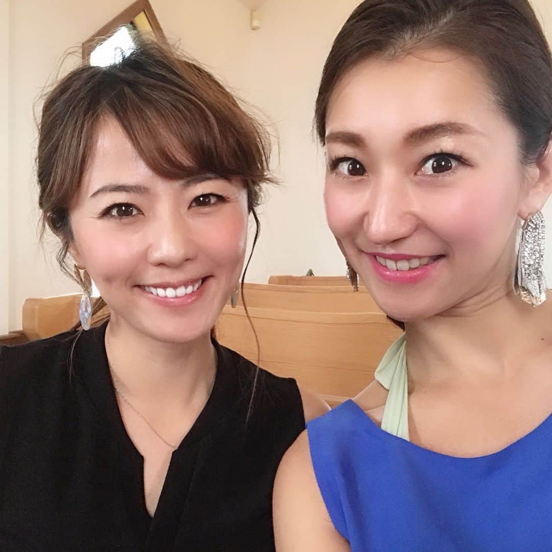 岩崎静羅さんのインスタグラム写真 - (岩崎静羅Instagram)「☺︎ 今回のハワイ最大のイベント 大好きなまなてぃの結婚式に行ってきました^ ^ 幸せいっぱいのお二人と 素敵すぎる時間を共有できて嬉しかったー！！ また一つ大切な節目を一緒に過ごせて幸せでした♡ これからも色んなおめでとうを 一緒にお祝いしていけますよーに^ ^ * ♡末永ーーくお幸せに♡ * #hawaii #ハワイ #wedding #海外挙式 #ハワイ挙式 #bff #ありがとう #結婚式  #素敵 #綺麗な花嫁 #君に幸あれ ♡」4月2日 18時48分 - seeeeiiiiraaaa