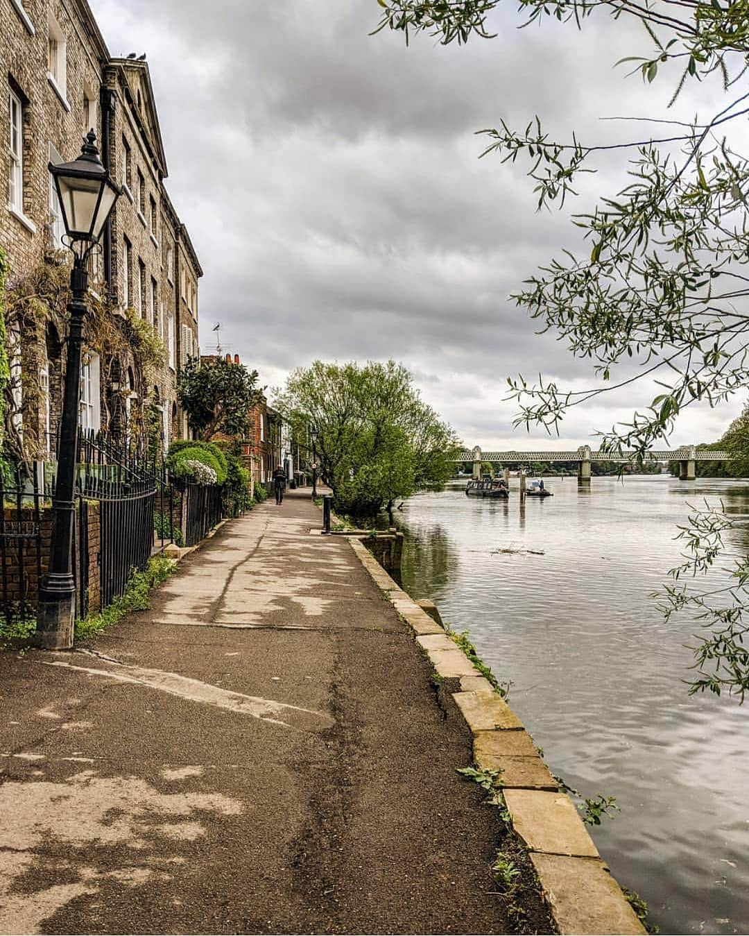 @LONDON | TAG #THISISLONDONさんのインスタグラム写真 - (@LONDON | TAG #THISISLONDONInstagram)「@steffi_daydreamer has a thing for lampposts 👉🏼 #IHaveAThingForLampPosts is a thing! 😍☺️ Grey skies, wonky lampposts and #Chiswick walks are the order of the day! 🇬🇧❤️🇬🇧 // #thisislondon #london」4月2日 18時49分 - london