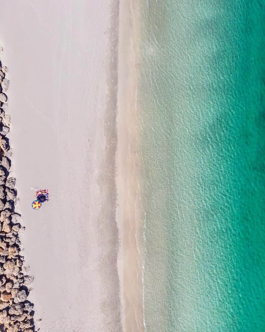 Australiaさんのインスタグラム写真 - (AustraliaInstagram)「Don’t mind us while we pull up a chair and enjoy the beach all to ourselves! 🏖️ @janesachsecaptures recently experienced the joys of a “glorious #autumn day” on @westernaustralia’s #CoogeeBeach, located just half an hour outside of @destinationperth. On a clear day, you can see #GardenIsland, #CarnacIsland and @rottnestislandwa from the shore, so pack a picnic to enjoy on the sand, or pop into @coogeebeachslsc or @surfinglizardcafe for a burger and cold drink to go with the views.  #seeaustralia #justanotherdayinwa #seeperth #travel #architecture」4月2日 19時00分 - australia
