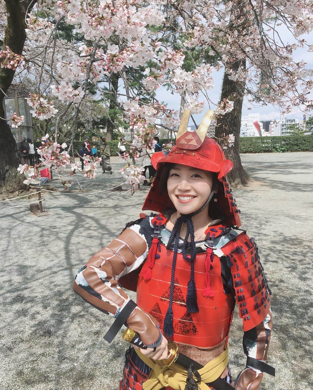 佐藤美樹さんのインスタグラム写真 - (佐藤美樹Instagram)「小田原城址公園から中継でした🌸甲冑姿で一味違ったお花見はいかがですか？ 今週末が見頃だそうです🍡 #テレ東 #よじごじdays #生中継 #小田原城址公園 #小田原城 #桜 #お花見 #桜の名所100選 #甲冑 #甲冑体験 #記念写真 #フリーアナウンサー #リポーター #女子アナ #佐藤美樹」4月2日 18時58分 - satomiki0224