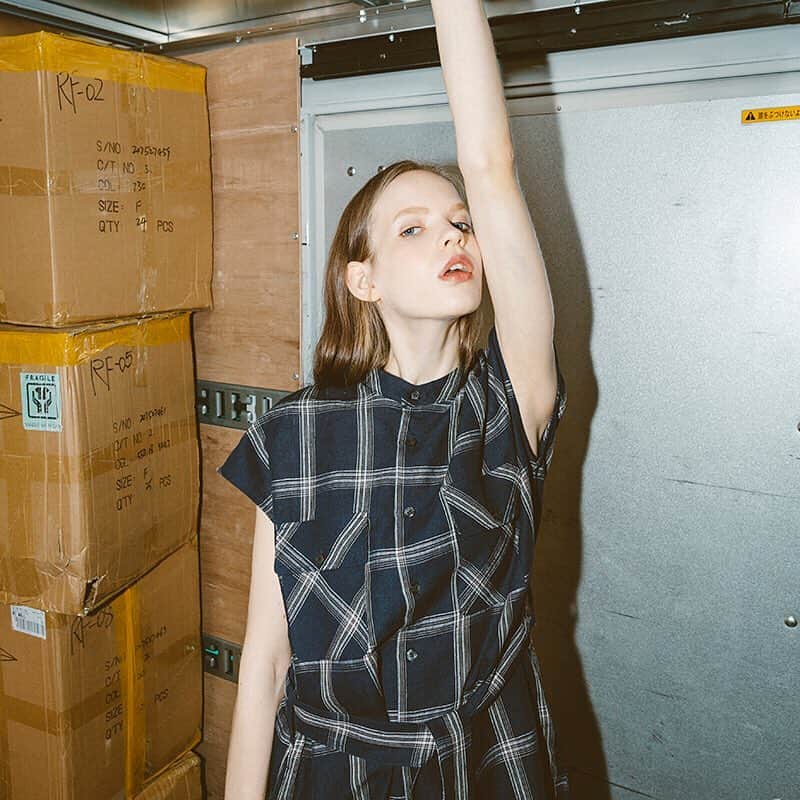 MINELALのインスタグラム：「【New Item】 #MINELAL 19Spring/Summer . ＊Checked french sleeve one-piece . ウエストリボン付きの麻ワンピースです。 麻100%でフレンチスリーブが程よい露出感で爽やかなイメージに。 一枚での着用はもちろん、 写真のようにデニムパンツなどと合わせる事でよりカジュアルな印象に着こなせます。 . Color:Natural/Navy . . MINELAL ONLINEへはプロフィールから☝️ . また、MINELAL ONLINE では新規会員登録をして下 さった方全員に500pointをプレゼントしております‼️ 商品を少しでも安く手に入れるチャンスですので、 この機会に是非ご登録下さいませ🎁」