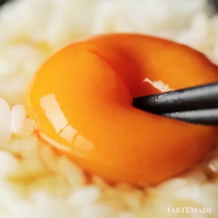 のインスタグラム：「【T・K・G❗️T・K・G❗️】究極の卵かけご飯🍚⁣⠀ ⁣⠀ ⁣スマホアプリはレシピを簡単に探せるよ📲⠀⁣⠀ ダウンロードはプロフィールのURLをクリック👆⁣⠀ ⁣⠀ ■材料⠀⁣⠀ * 卵　1個⁣⠀ * ごはん　200g⁣⠀ * 醤油　適量⁣⠀ * かつおぶし　適量⁣⠀ * 青ネギ　適量⁣⠀ ⁣⠀ ■手順⠀⁣⠀ 1. ご飯を炊く⁣⠀ 2. 茶碗に炊けたご飯を盛り、上に卵を割る⁣⠀ 3. 醤油を注ぎ、混ぜ合わせる⁣⠀ 4. かつおぶしと青ネギを飾り完成⁣⠀ ⁣⠀ #food #foodie #cooking #recipe #tastemade #japan #japanese #japanesefood #egg #rice ⁣⠀ #料理 #クッキング #レシピ #おうちご飯 #おうちごはん #おうちカフェ #ランチ #お昼ごはん #夜ごはん #ディナー #卵かけご飯 #卵 #TKG⁣⠀」