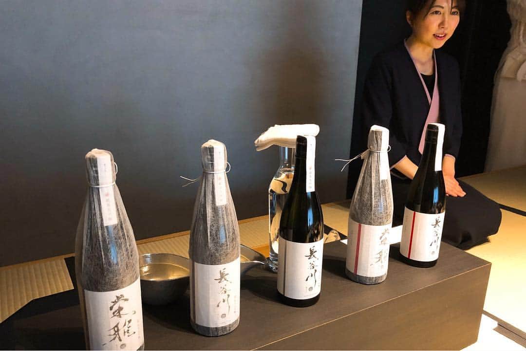 秋山具義さんのインスタグラム写真 - (秋山具義Instagram)「『長谷川栄雅 六本木』で『été』の庄司夏子シェフの"おつまみ"と日本酒のペアリング会。﻿ ﻿ 長谷川栄雅とは、350年もの歴史をもつ兵庫県姫路市の『ヤヱガキ酒造』が新たに作った最高級の日本酒ブランドです。﻿ ﻿ 純米大吟醸と特別純米、合わせてこの５種類のお酒に合わせて、５種の"おつまみ"がペアリングで楽しめるのですが、この"おつまみ"を作るシェフが3ヶ月ごとに変わって、超〜贅沢で、6月いっぱいまでは『été』の庄司夏子シェフの素晴らしい"おつまみ"とペアリングできるんです！﻿ (ちなみに、前回のは、福岡の「La Maison de la Nature Goh」の福山剛シェフだったそうです)﻿ ﻿ 「塩漬け卵黄の酒粕漬け」と「菜の花と蕗の薹のタルト」と日本酒ペアリングが、最高でした！﻿ ﻿ 空間も凄く良いし、1時間以内に楽しめるので、食前に行くのに良いと思います。﻿ 海外の人も喜びそう！﻿ ﻿ #長谷川栄雅 #長谷川栄雅六本木 #ヤヱガキ酒造 #été #ete #庄司夏子 #本田直之 #田中知之 #岡田右京」4月2日 18時56分 - gugitter