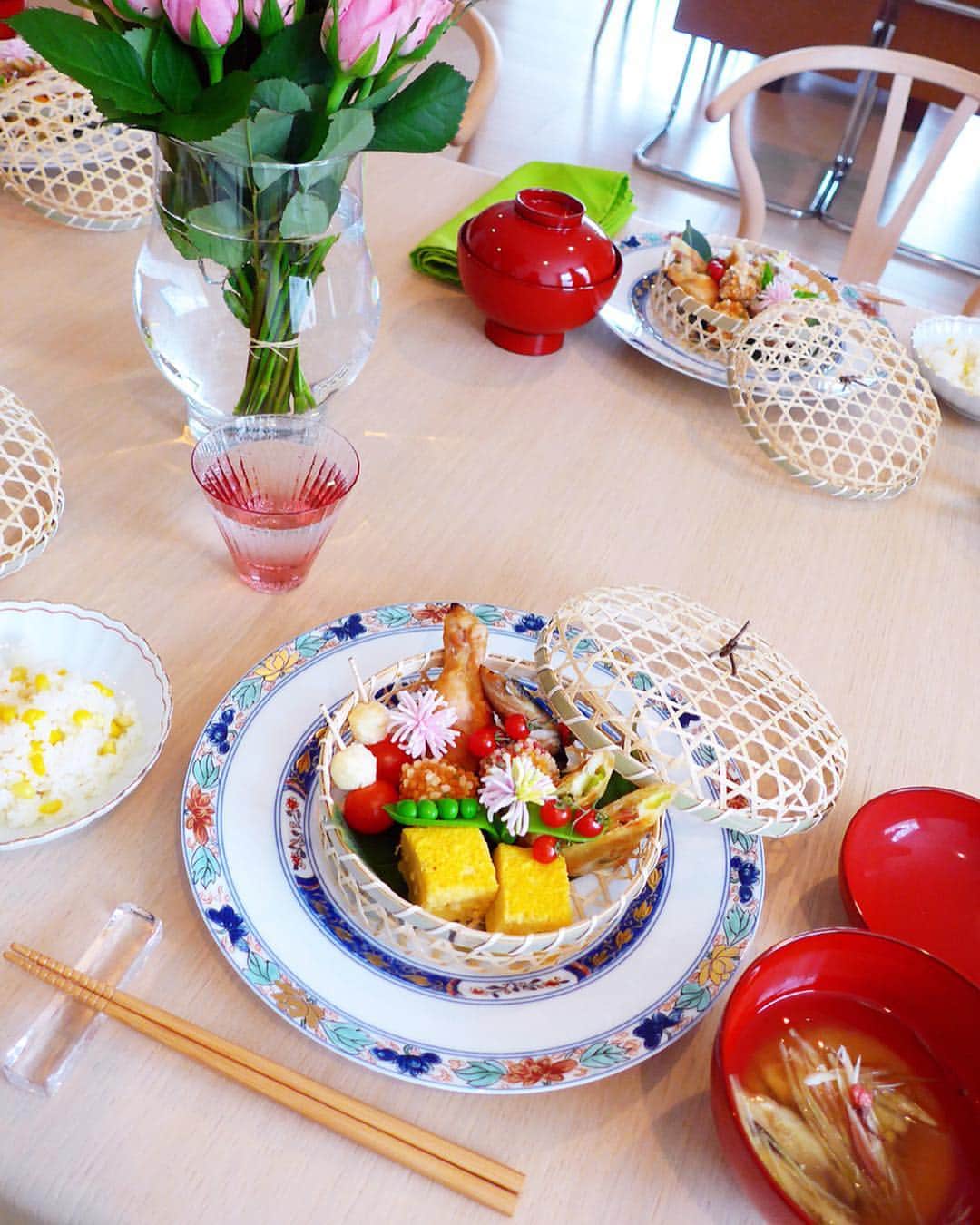 のインスタグラム：「春のお料理教室へ🌸 きょうはお弁当レッスン🍱でした。 . お弁当って品数多くて大変💦 盛り付け難しかったけどそれなりに綺麗にできたかな？😂💕自画自賛😂 . メニューは、 ☑︎トウモロコシごはん ☑︎カニのカステラ焼き ☑︎手羽先の味噌漬け ☑︎さばの幽庵焼き ☑︎えびの団子揚げ ☑︎イタリアン春巻き ☑︎味噌モッツァレラ ☑︎茄子と茗荷のお味噌汁 でした。 . 見た目も華やかで可愛い🌸🌸 盛り付けはそれぞれ個性が出て楽しい💕 . #お料理教室 #お弁当 #お花見 #桜 #bentobox #🌸 #🍱」