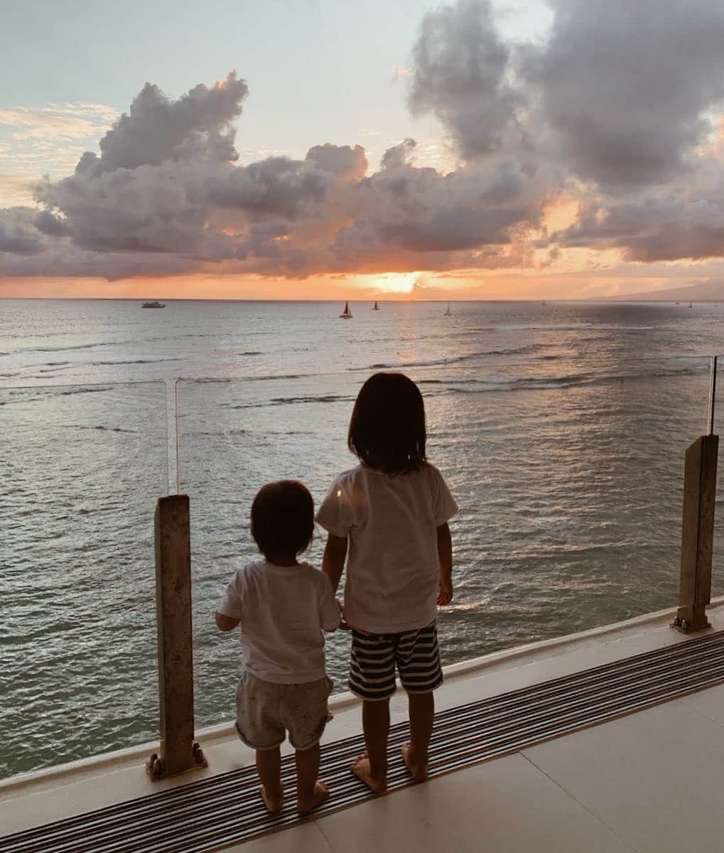 のインスタグラム：「毎日家族でsunset見るのが楽しみ🌅 今日もいい1日だった☺️ ・ ・ ・ #Hawaii #ハワイ #sunset #sunsetbeach #サンセット#ハワイ生活 #hawaiilife #ハワイ暮らし #4歳10ヶ月 #1歳8ヶ月 #兄弟 #brother」