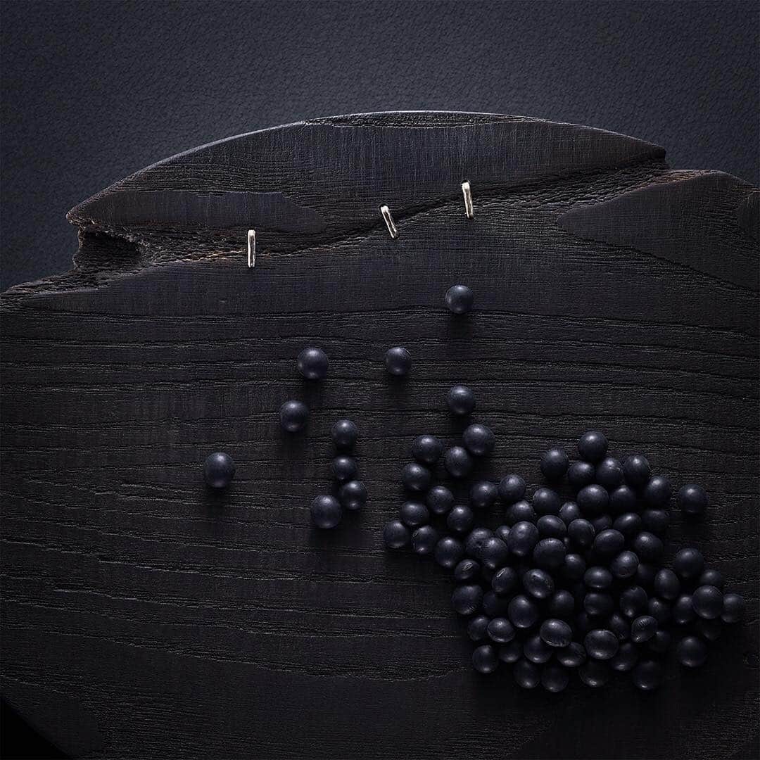 のインスタグラム：「・ Shimoo Design/浮様 DAEN 暗色 銀の鎹  KURO  AMAHARE for g  開業日： ‪2019年4月25日（木）‬ 住所：ｇ GIFT AND LIFESTYLE 内 ‪〒106-0032　 東京都港区六本木6-10-2‬六本木ヒルズヒルサイドB1F  TEL：‪03-6812-9163‬ URL ： http://g-roppongi.jp/ Instagram ：@g_roppongi  KURO AMAHARE for g  2019.4.25（THU） Grand Open At Roppongi  Hills  #shimoodesign #kazuhikoshimoo #saorishimoo #kuro #amahare #for #g #g_roppongi @g_roppongi  #roppongihills  Photo / Yuichiro Ohmura  @geargraphy  Food Styling / Hiroko Takenaka @htakenaka Produce / Kenichi Kaneko (雨晴／AMAHARE）　@amahare Art Direction / Kazuhiro Sawamoto (雨晴／AMAHARE）」