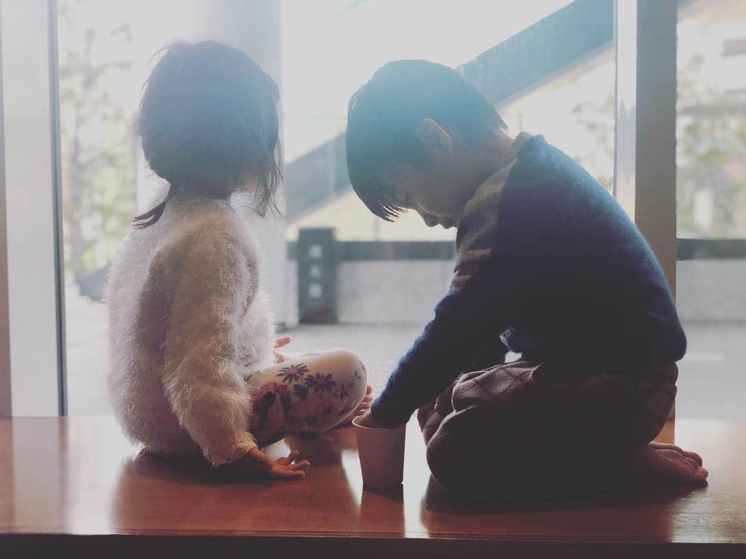 関谷桃子さんのインスタグラム写真 - (関谷桃子Instagram)「久しぶりに #アトハナ おデート👫💓 小さかった二人も、来週からは幼稚園生🌸 喧嘩もよくするけど、小さなやりとりがたまらなく可愛く、、母たちは幸せよ。。楽しい園生活が送れますように。お友達沢山できますように。これからもよろしくね！！ ※二号たちは安定の落ち着きっぷり  笑笑  いつもありがとう💞 @haruka0318  #ちびっこデート #デート #3歳児 #第一子 #キャラ濃いめ #第二子 #0歳児 #3ヶ月 #落ち着き半端ない #アオヒナ #仲良し #いつもありがとう #春から幼稚園生 #園ママライフスタート #緊張 #笑 #習い事どーしよーっていう悩み」4月2日 19時01分 - momomo_s_