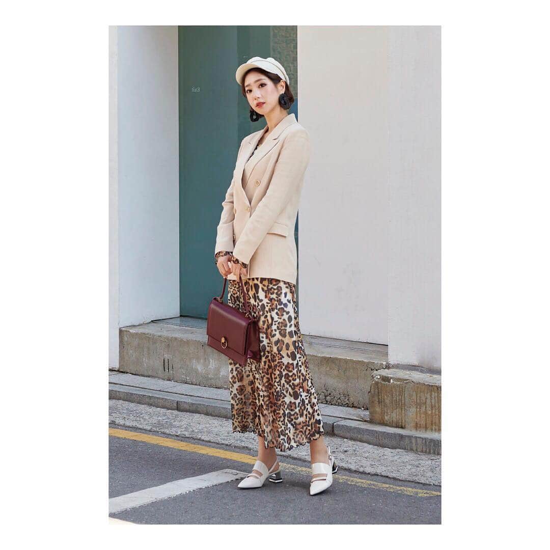 CHARLES & KEITHさんのインスタグラム写真 - (CHARLES & KEITHInstagram)「Give your workwear a boost with a sophisticated bag and eye-catching shoes. Tap to shop now.  #Regram from @jn_day.  Products featured: Double strap shoulder bag and pointed toe slingback heels  #ImwithCHARLESKEITH #CHARLESKEITHOFFICIAL」4月2日 19時02分 - charleskeithofficial