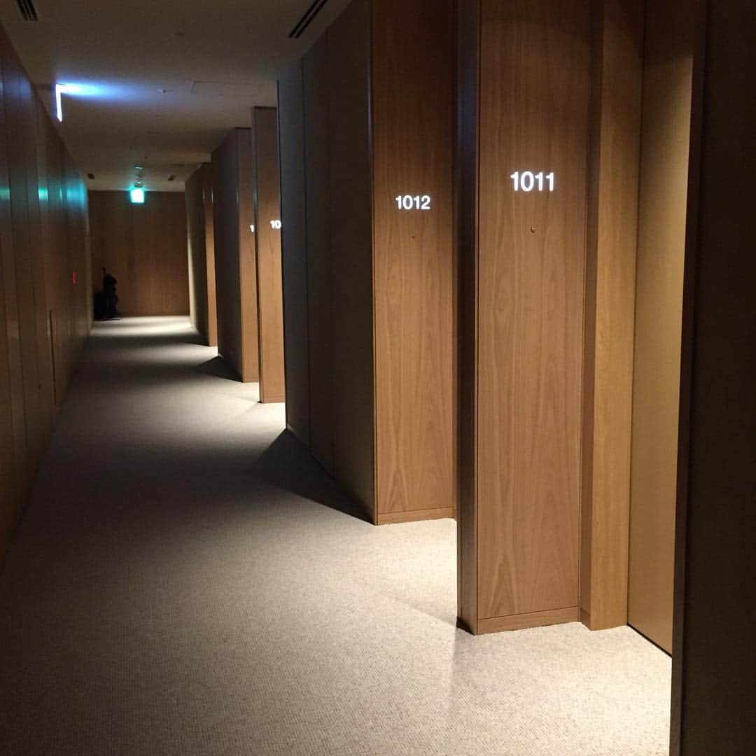 eclat.magazineさんのインスタグラム写真 - (eclat.magazineInstagram)「4日(木)に開業する「MUJI HOTEL GINZA」と世界旗艦店「無印良品 銀座」の内覧会へ。ついに日本にもできるMUJI HOTELは、天井の高さも奏功して、コンパクトなタイプのお部屋でも、すごく心地よく過ごせそう。もちろんどこをとってもMUJIらしさにあふれた空間です。ヒバの木のバスタブや、畳の小上がりを備えた部屋もありましたよ。 . 「無印良品 銀座」の1階も、関東近郊の食材やお弁当が買えたり、ベーカリーがあったりして楽しいスペース。銀座歩きの楽しみが、またひとつ増えました。(副編M山) . #mujihotelginza #無印良品銀座 #大人の銀座歩き #東京 #東京ホテル #tokyohotel #エクラ」4月2日 19時02分 - eclat.magazine