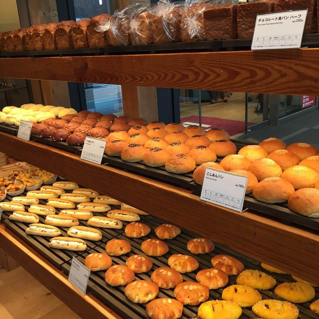 eclat.magazineさんのインスタグラム写真 - (eclat.magazineInstagram)「4日(木)に開業する「MUJI HOTEL GINZA」と世界旗艦店「無印良品 銀座」の内覧会へ。ついに日本にもできるMUJI HOTELは、天井の高さも奏功して、コンパクトなタイプのお部屋でも、すごく心地よく過ごせそう。もちろんどこをとってもMUJIらしさにあふれた空間です。ヒバの木のバスタブや、畳の小上がりを備えた部屋もありましたよ。 . 「無印良品 銀座」の1階も、関東近郊の食材やお弁当が買えたり、ベーカリーがあったりして楽しいスペース。銀座歩きの楽しみが、またひとつ増えました。(副編M山) . #mujihotelginza #無印良品銀座 #大人の銀座歩き #東京 #東京ホテル #tokyohotel #エクラ」4月2日 19時02分 - eclat.magazine