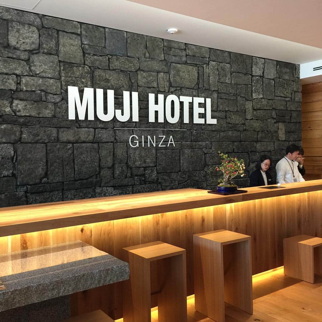 eclat.magazineさんのインスタグラム写真 - (eclat.magazineInstagram)「4日(木)に開業する「MUJI HOTEL GINZA」と世界旗艦店「無印良品 銀座」の内覧会へ。ついに日本にもできるMUJI HOTELは、天井の高さも奏功して、コンパクトなタイプのお部屋でも、すごく心地よく過ごせそう。もちろんどこをとってもMUJIらしさにあふれた空間です。ヒバの木のバスタブや、畳の小上がりを備えた部屋もありましたよ。 . 「無印良品 銀座」の1階も、関東近郊の食材やお弁当が買えたり、ベーカリーがあったりして楽しいスペース。銀座歩きの楽しみが、またひとつ増えました。(副編M山) . #mujihotelginza #無印良品銀座 #大人の銀座歩き #東京 #東京ホテル #tokyohotel #エクラ」4月2日 19時02分 - eclat.magazine