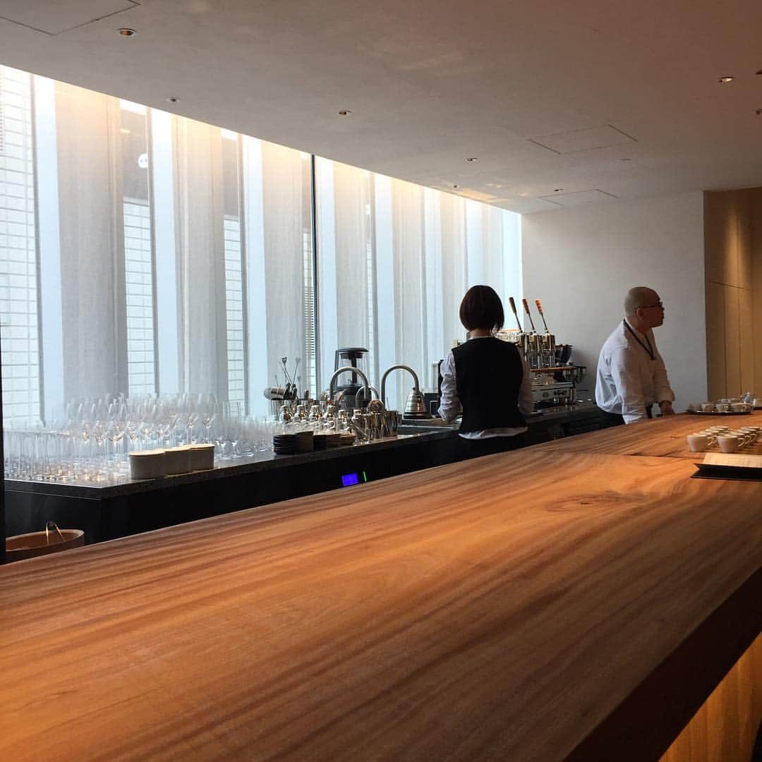 eclat.magazineさんのインスタグラム写真 - (eclat.magazineInstagram)「4日(木)に開業する「MUJI HOTEL GINZA」と世界旗艦店「無印良品 銀座」の内覧会へ。ついに日本にもできるMUJI HOTELは、天井の高さも奏功して、コンパクトなタイプのお部屋でも、すごく心地よく過ごせそう。もちろんどこをとってもMUJIらしさにあふれた空間です。ヒバの木のバスタブや、畳の小上がりを備えた部屋もありましたよ。 . 「無印良品 銀座」の1階も、関東近郊の食材やお弁当が買えたり、ベーカリーがあったりして楽しいスペース。銀座歩きの楽しみが、またひとつ増えました。(副編M山) . #mujihotelginza #無印良品銀座 #大人の銀座歩き #東京 #東京ホテル #tokyohotel #エクラ」4月2日 19時02分 - eclat.magazine