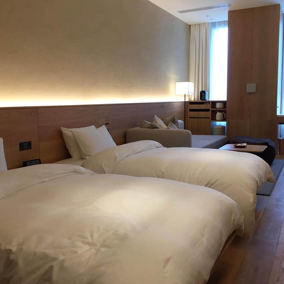 eclat.magazineさんのインスタグラム写真 - (eclat.magazineInstagram)「4日(木)に開業する「MUJI HOTEL GINZA」と世界旗艦店「無印良品 銀座」の内覧会へ。ついに日本にもできるMUJI HOTELは、天井の高さも奏功して、コンパクトなタイプのお部屋でも、すごく心地よく過ごせそう。もちろんどこをとってもMUJIらしさにあふれた空間です。ヒバの木のバスタブや、畳の小上がりを備えた部屋もありましたよ。 . 「無印良品 銀座」の1階も、関東近郊の食材やお弁当が買えたり、ベーカリーがあったりして楽しいスペース。銀座歩きの楽しみが、またひとつ増えました。(副編M山) . #mujihotelginza #無印良品銀座 #大人の銀座歩き #東京 #東京ホテル #tokyohotel #エクラ」4月2日 19時02分 - eclat.magazine