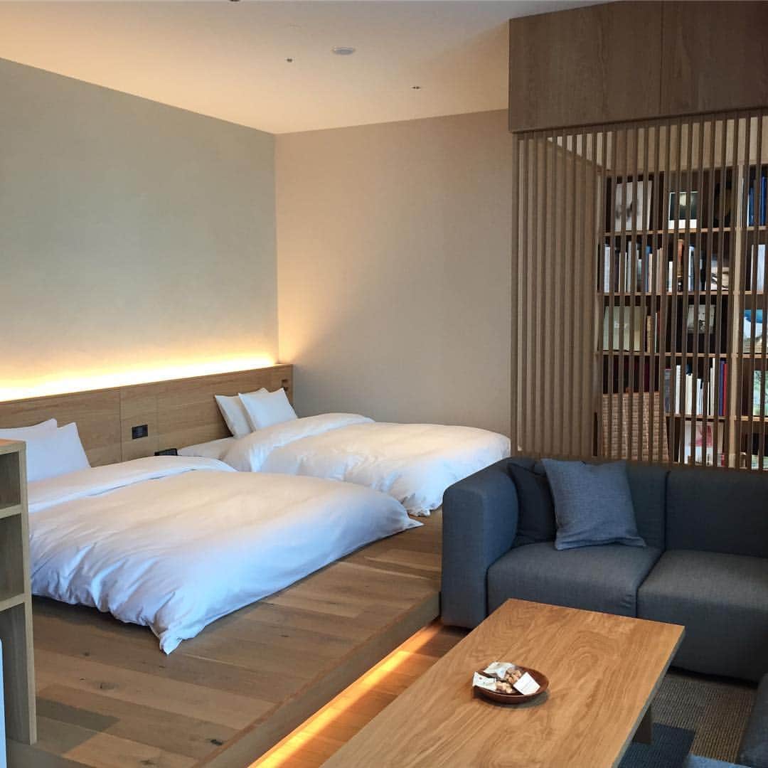 eclat.magazineさんのインスタグラム写真 - (eclat.magazineInstagram)「4日(木)に開業する「MUJI HOTEL GINZA」と世界旗艦店「無印良品 銀座」の内覧会へ。ついに日本にもできるMUJI HOTELは、天井の高さも奏功して、コンパクトなタイプのお部屋でも、すごく心地よく過ごせそう。もちろんどこをとってもMUJIらしさにあふれた空間です。ヒバの木のバスタブや、畳の小上がりを備えた部屋もありましたよ。 . 「無印良品 銀座」の1階も、関東近郊の食材やお弁当が買えたり、ベーカリーがあったりして楽しいスペース。銀座歩きの楽しみが、またひとつ増えました。(副編M山) . #mujihotelginza #無印良品銀座 #大人の銀座歩き #東京 #東京ホテル #tokyohotel #エクラ」4月2日 19時02分 - eclat.magazine