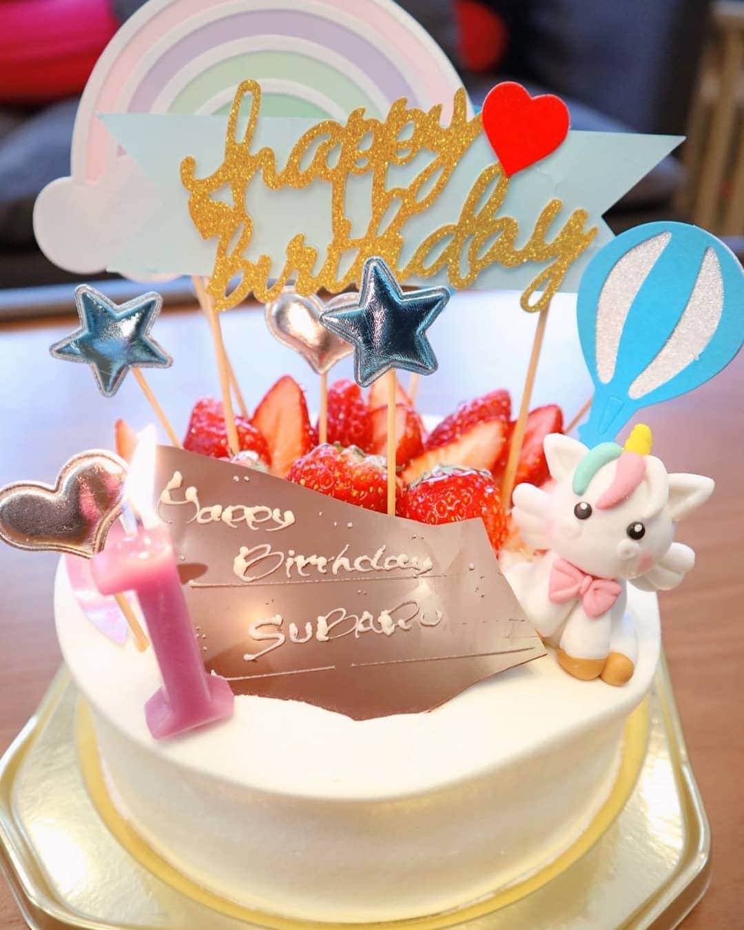佐藤夏希さんのインスタグラム写真 - (佐藤夏希Instagram)「すばるんお誕生日の… 大人用のケーキ😂💕載せてなかったね♡ 自宅でパーティーしたからやっぱりケーキは必須♡ こんな感じでした♡♡♡ 大好きなケーキ屋さんでシンプルなケーキをお願いして あとは私がケーキトッパーを使ってかわいく仕上げました〜♡ 写真見てたらまたケーキ食べたくなってきた〜😭💕🐷 * * * @peloridge ペロリッヂにも載せてます♡チェックしてください♡ * * * * #ペロリッジ#peloridge#夜ご飯 #babyboy #生後12ヶ月#우리애기 #赤ちゃんがいる生活 #ママリ#男の子ママ#3月生まれ#バースデーケーキ#ベビスタグラム#ママスタグラム #babystagram#コドモノ#ママchan#お誕生日ケーキ #cake #cookingram #1歳バースデー #베비스타그램 #ママリキッチン#ベビフル#クッキングラム #おうちごはん#クスパ#誕生日パーティー#誕生日ケーキ#ケーキトッパー#ケーキ」4月2日 19時02分 - natsuki_sc7