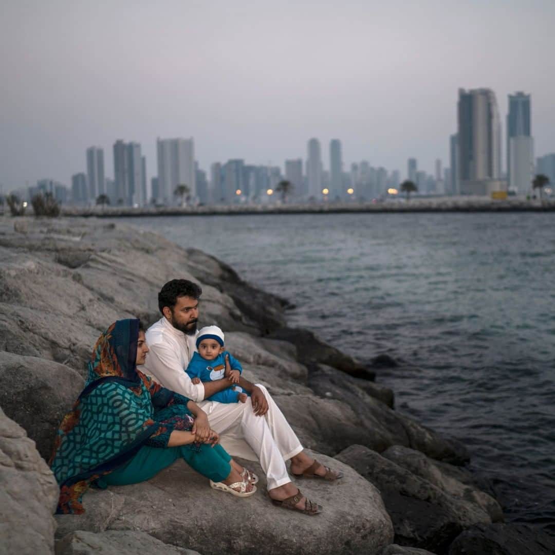 National Geographic Travelさんのインスタグラム写真 - (National Geographic TravelInstagram)「Photo by Muhammed Muheisen @mmuheisen | A Pakistani family sits on the seashore watching the sunset in Al Khan, the southern suburb of the city of Sharjah, United Arab Emirates. For more photos and videos from different parts of the world, follow me @mmuheisen and @mmuheisenpublic #muhammedmuheisen #Sharjah #UAE」4月2日 19時02分 - natgeotravel