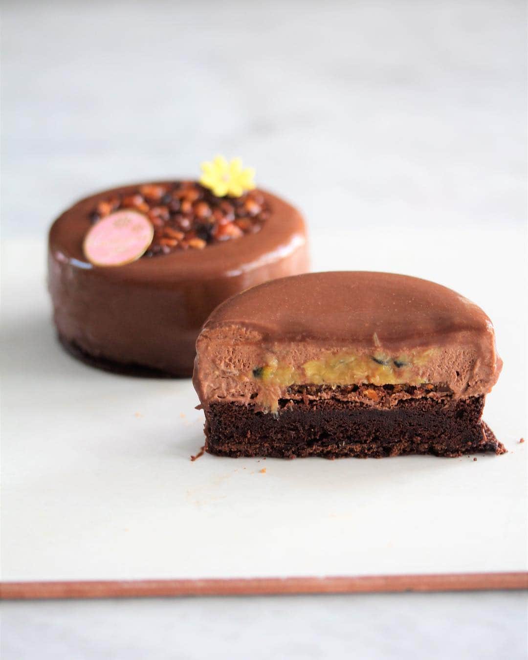 のインスタグラム：「Loving it fresh, smooth and crunchy 💕  Tonka Nana | tonka beans infused 70% choc mousse, banana passion fruit compote, choc almond streusel, sacher sponge, sable cocoa, cocoa nibs nougatine • • • #dairycreamkitchen #singapore #sgbakes #tokyo #desserts #igersjp #sgcakes #japan #yummy #igfood #love  #foodporn #igsg  #instafood #foodspotting #vscofood #gourmet #カフェ #onthetable  #bonappetit #cafe #ケーキ #デザート #スイーツ #cake #delicious #chocolate #banana #kawaii #beautifulcuisine」