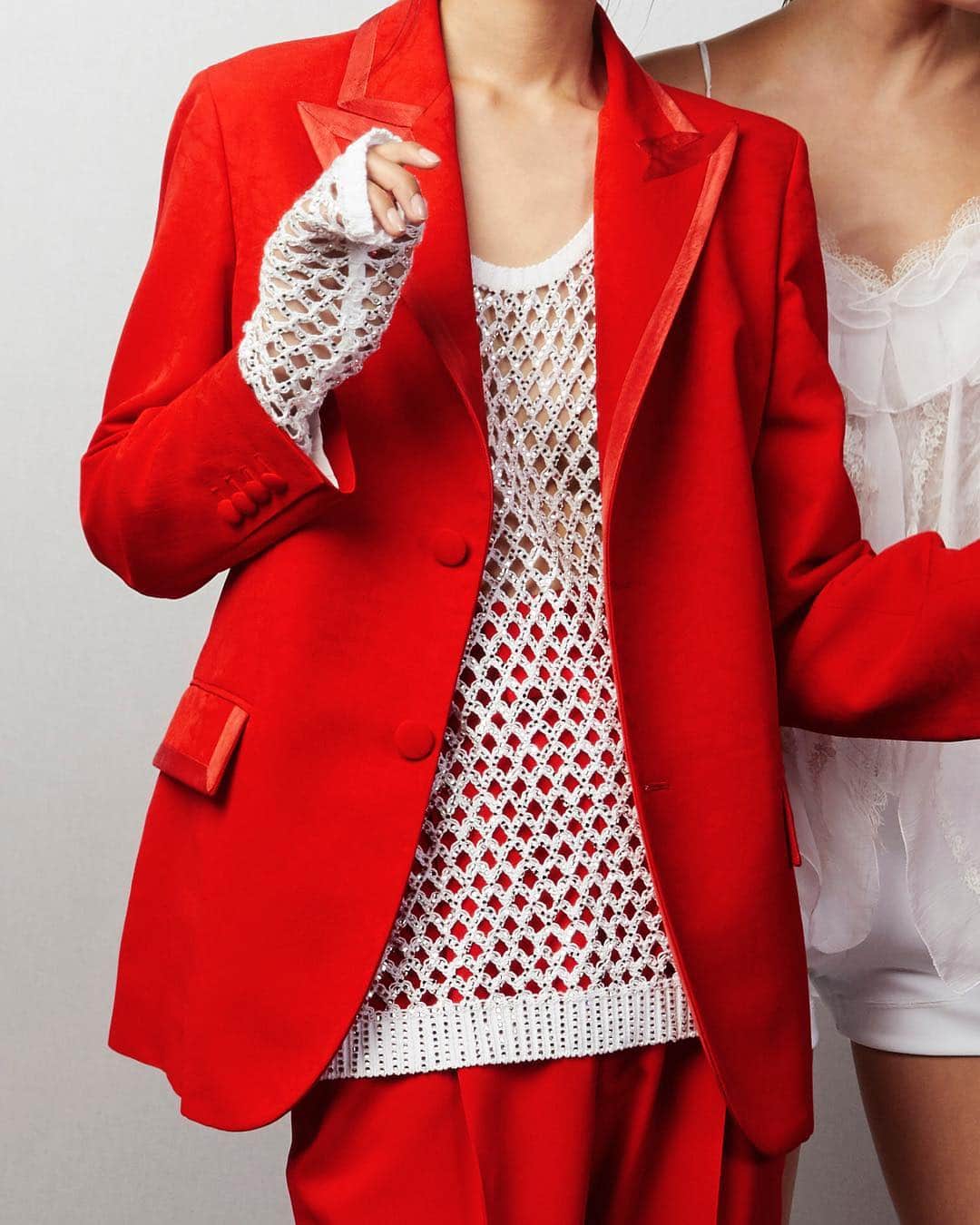 エルマンノシェルヴィーノさんのインスタグラム写真 - (エルマンノシェルヴィーノInstagram)「Sparks of color and irreverent materials will make your day! #ScervinoSS19 red suit and white sweater with crystals. . . #ErmannoScervino #ss19 #redjacket #whitesweater #knitwear #handmade #madeinitaly #couture #runwaylook #sscollection #springsummer」4月2日 19時05分 - ermannoscervino