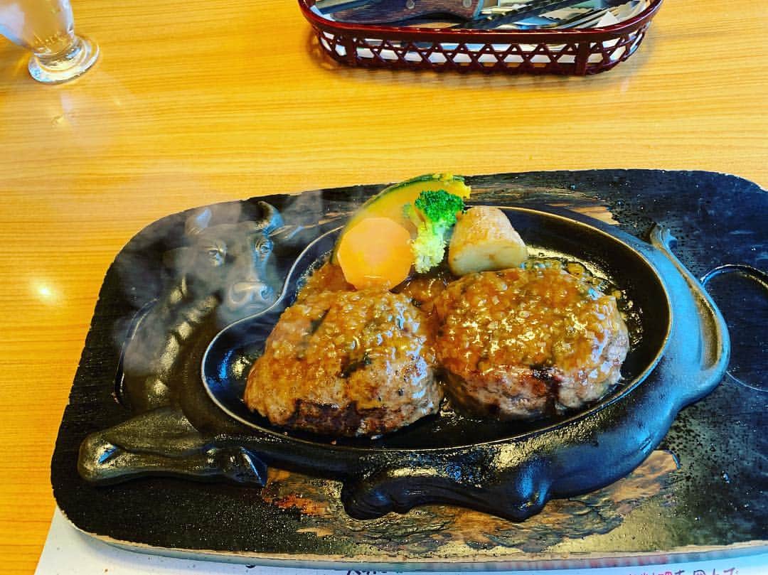 福田裕子さんのインスタグラム写真 - (福田裕子Instagram)「新しいウエア届きました♪ まだ着れませんが💦 さわやかで反省会しながら、いつも応援してくれる人の為に来週のステップ頑張ります。 #静岡と言えばさわやか  #fila #fgスナップ #牛乳石鹸  #filaゴルフ  #マルトミ工業  #コラントッテ」4月2日 19時06分 - yuko_fukuda_g