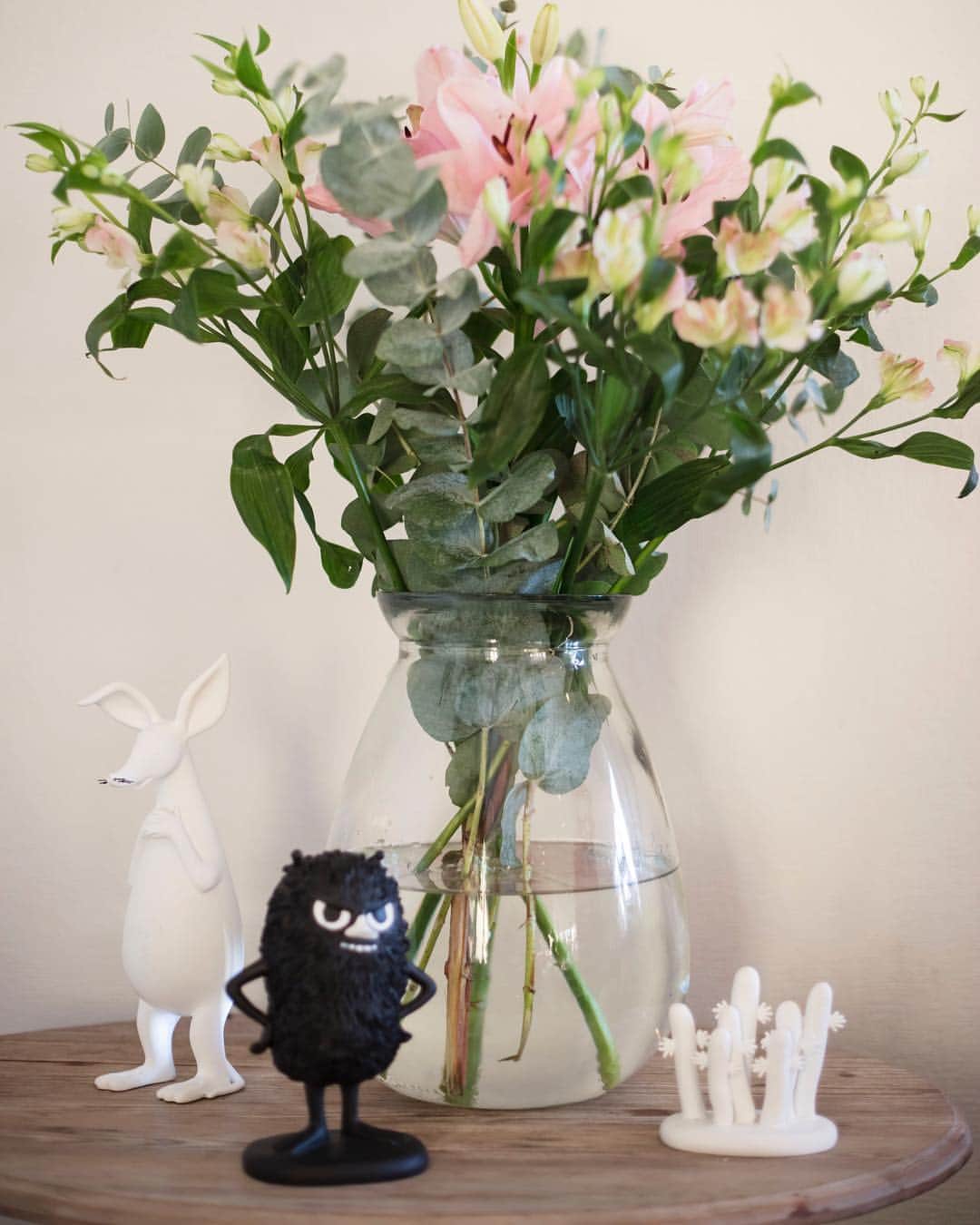 ムーミンさんのインスタグラム写真 - (ムーミンInstagram)「Stunning Moomin figurines by @mittoditt 😍 The newest additions to the collection are Stinky, Sniff and Hattifatteners🤭 Which one do you like the most or do you love them all?❤️ 🌸 Psst!🤫 All the Moomin figurines by Mitt & Ditt are now in stock✨ 🌸 #moominofficial #moomincom #mittochditt #moominfigurines #interiordesign #decoration」4月2日 19時10分 - moominofficial