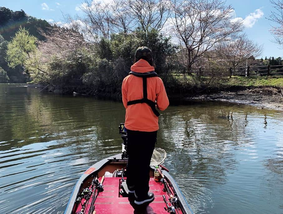 石川文菜さんのインスタグラム写真 - (石川文菜Instagram)「. . . . 少しだけ操船🚣🏼‍♂️ . . せっかく教えて貰ってるのに、それにあわせられない自分のキャスト力にげんなりした亀山釣行だったなぁ…orz . ほんと申し訳なかった😫 . . さぁて、今月の釣りはひとまず置いておき、東北でのフィッシングショーや身の回りのことをやろうと思います🙇‍♀️ . . . 【フィッシングショーin東北】 JACKALLメインステージ . ▫️6日(土) 9:00〜Welcome to ジャッカルブース (秦拓馬プロ×Bun) 10:30〜仙台湾オフショア＆サーフ (吉岡進プロ×山戸田プロ×Bun) . ▫️7日(日) 9:00〜Welcome to ジャッカルブース (秦拓馬プロ×Bun) 14:00〜仙台湾オフショア＆サーフ (吉岡進プロ×山戸田プロ×Bun) . . 今回は本当に限られた枚数のみでBun!ステッカーを両日配布します。 そのため合言葉は無しです🙇‍♀️ ステッカーの配布が終わってもサインや写真撮影など対応させていただきますので、お立ち寄りの際はどうぞ🙇‍♀️🙇‍♀️ . 2年に1度の東北でのフィッシングショー、みなさんとお会い出来るのを楽しみにしています🥳💕 . . . #pic #photo #fishing #bassfishing #fishinglife #jackall #bpm #motorguide #x3 #フィッシングショー #東北」4月2日 19時10分 - bun0404