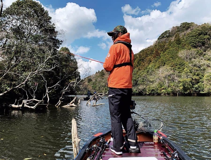 石川文菜さんのインスタグラム写真 - (石川文菜Instagram)「. . . . 少しだけ操船🚣🏼‍♂️ . . せっかく教えて貰ってるのに、それにあわせられない自分のキャスト力にげんなりした亀山釣行だったなぁ…orz . ほんと申し訳なかった😫 . . さぁて、今月の釣りはひとまず置いておき、東北でのフィッシングショーや身の回りのことをやろうと思います🙇‍♀️ . . . 【フィッシングショーin東北】 JACKALLメインステージ . ▫️6日(土) 9:00〜Welcome to ジャッカルブース (秦拓馬プロ×Bun) 10:30〜仙台湾オフショア＆サーフ (吉岡進プロ×山戸田プロ×Bun) . ▫️7日(日) 9:00〜Welcome to ジャッカルブース (秦拓馬プロ×Bun) 14:00〜仙台湾オフショア＆サーフ (吉岡進プロ×山戸田プロ×Bun) . . 今回は本当に限られた枚数のみでBun!ステッカーを両日配布します。 そのため合言葉は無しです🙇‍♀️ ステッカーの配布が終わってもサインや写真撮影など対応させていただきますので、お立ち寄りの際はどうぞ🙇‍♀️🙇‍♀️ . 2年に1度の東北でのフィッシングショー、みなさんとお会い出来るのを楽しみにしています🥳💕 . . . #pic #photo #fishing #bassfishing #fishinglife #jackall #bpm #motorguide #x3 #フィッシングショー #東北」4月2日 19時10分 - bun0404