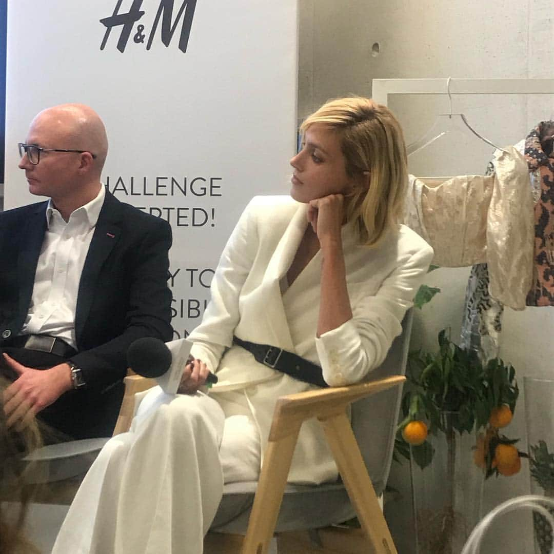 アニヤ・ルービックさんのインスタグラム写真 - (アニヤ・ルービックInstagram)「It's really great that a huge fast fashion brand like H&M is aware enough to introduce conscious fashion and have really ambitious sustainability plans – and although these are baby steps for now I’m very excited to be part of it and help them lead the way.  I don’t know of any other fast fashion company of that size who are taking as many big steps and investing so much in innovation. @wwf  @wwfpolska  #HM  #HMCONSCIOUS  #HMConsciousExclusive @areta  #dominiquefantaccino 🇵🇱 To naprawdę świetnie, że tak potężna marka fast fashion jak H&M jest na tyle odpowiedzialna by wprowadzić świadomą modę i mieć tak ambitne eko plany.  Mimo, że dziś są to małe kroki to jestem bardzo podekscytowana że stałam się częścią tego procesu i że mogę pomóc H&M w wytyczeniu  nowej drogi dla fast fashion.  Nie znam innej marki fast fashion działającej na podobną skalę, która wprowadza tak dużo znaczących zmian i inwestuje tak prężnie w eko innowacje.」4月2日 19時11分 - anja_rubik