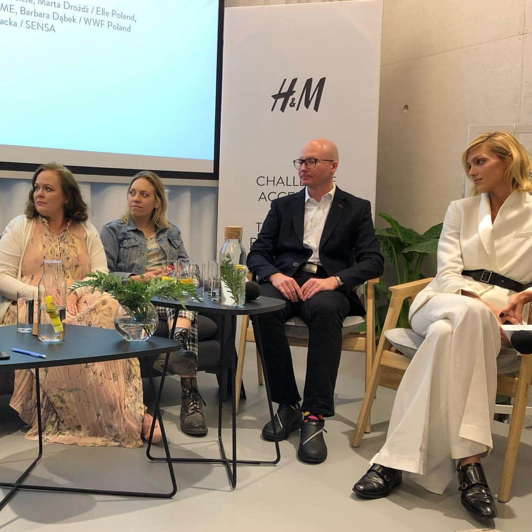 アニヤ・ルービックさんのインスタグラム写真 - (アニヤ・ルービックInstagram)「It's really great that a huge fast fashion brand like H&M is aware enough to introduce conscious fashion and have really ambitious sustainability plans – and although these are baby steps for now I’m very excited to be part of it and help them lead the way.  I don’t know of any other fast fashion company of that size who are taking as many big steps and investing so much in innovation. @wwf  @wwfpolska  #HM  #HMCONSCIOUS  #HMConsciousExclusive @areta  #dominiquefantaccino 🇵🇱 To naprawdę świetnie, że tak potężna marka fast fashion jak H&M jest na tyle odpowiedzialna by wprowadzić świadomą modę i mieć tak ambitne eko plany.  Mimo, że dziś są to małe kroki to jestem bardzo podekscytowana że stałam się częścią tego procesu i że mogę pomóc H&M w wytyczeniu  nowej drogi dla fast fashion.  Nie znam innej marki fast fashion działającej na podobną skalę, która wprowadza tak dużo znaczących zmian i inwestuje tak prężnie w eko innowacje.」4月2日 19時11分 - anja_rubik