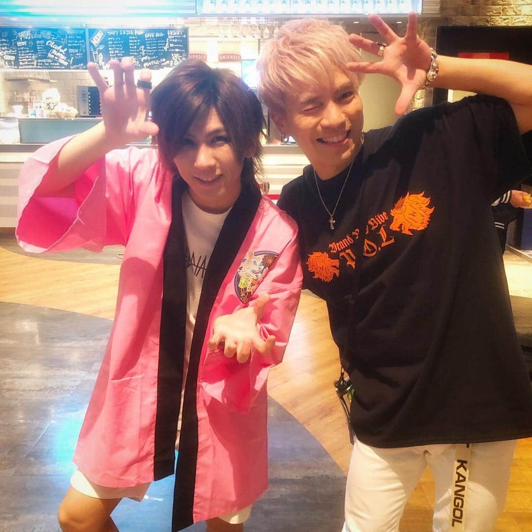 TAKUMA さんのインスタグラム写真 - (TAKUMA Instagram)「Brand New Vibeの敬太郎先生と👍 この格好で物販に立つと商店街のくじ引きコーナーみたいで我ながらとても似合ってました🤝 あと隣の物販からウザ絡みさせてくれたBrand New Familyのみなさまありがとうございました🤝  #たんさん #BrandNewVibe #敬太郎 #ギルド」4月2日 19時15分 - tan_tan_dayo