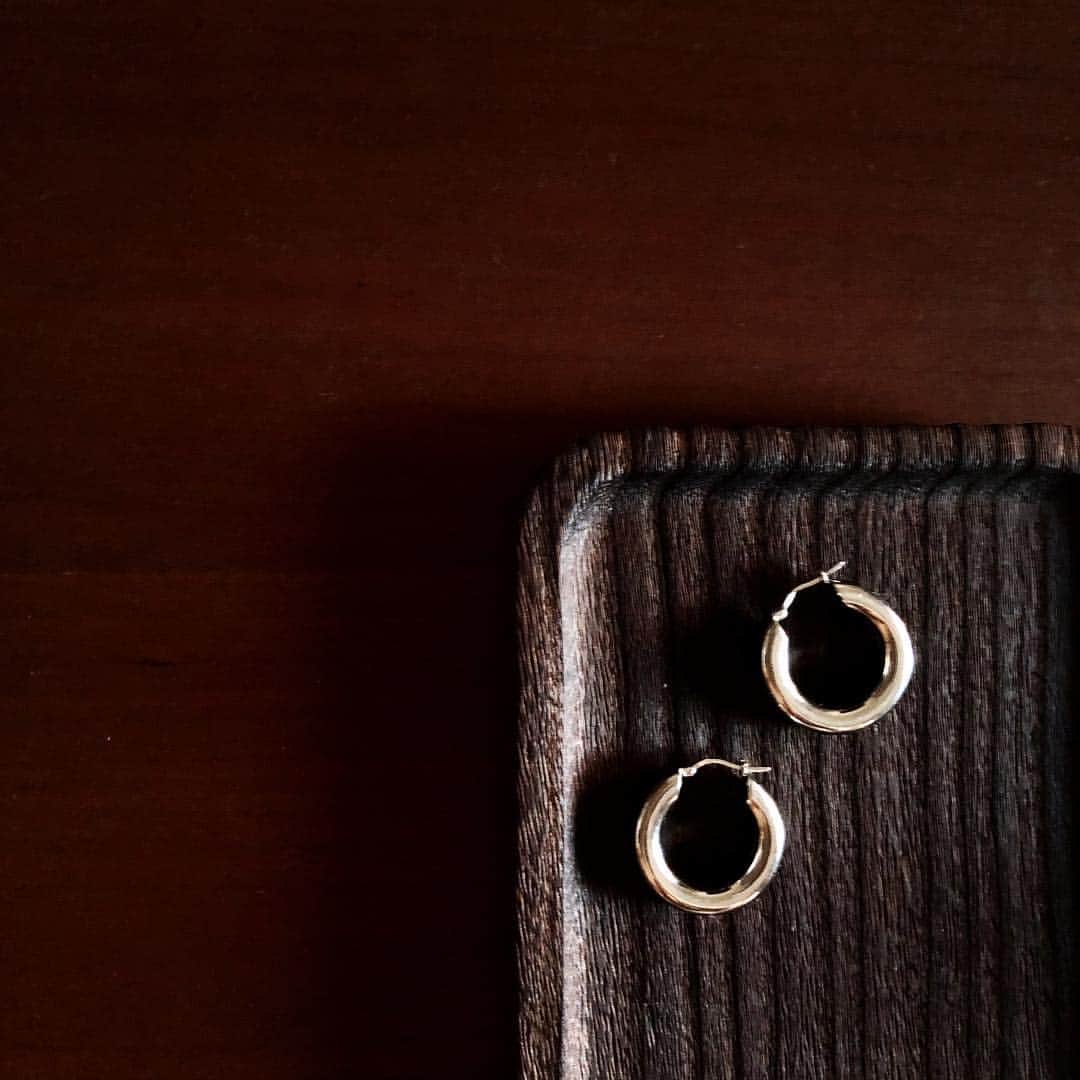 望月律子さんのインスタグラム写真 - (望月律子Instagram)「シルバーピアス☺︎❤︎ ぽってりとしたシンプルなシルバーのピアスが欲しかった。 #見つけた☺︎ #何にでも合わせやすい #けど #ちょっと主張のあるぽってりとした存在感 #pierce #jilsander」4月2日 19時15分 - ritsukomochizuki
